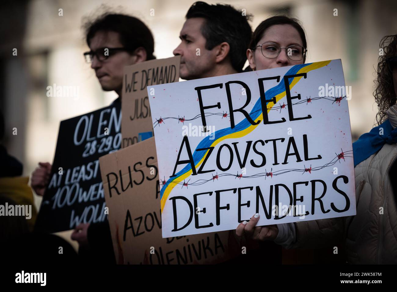 London, Großbritannien. Februar 2024. Ukrainische Demonstranten und Unterstützer setzen ihre wöchentlichen Proteste in Westminster gegenüber der Downing Street gegen die andauernde russische Invasion in ihre Heimat fort. Am 24. Februar 2022 marschierte Russland in die Ukraine ein, während der Russisch-Ukrainische Krieg, der 2014 begann, eskalierte. Guy Corbishley/Alamy Live News Stockfoto