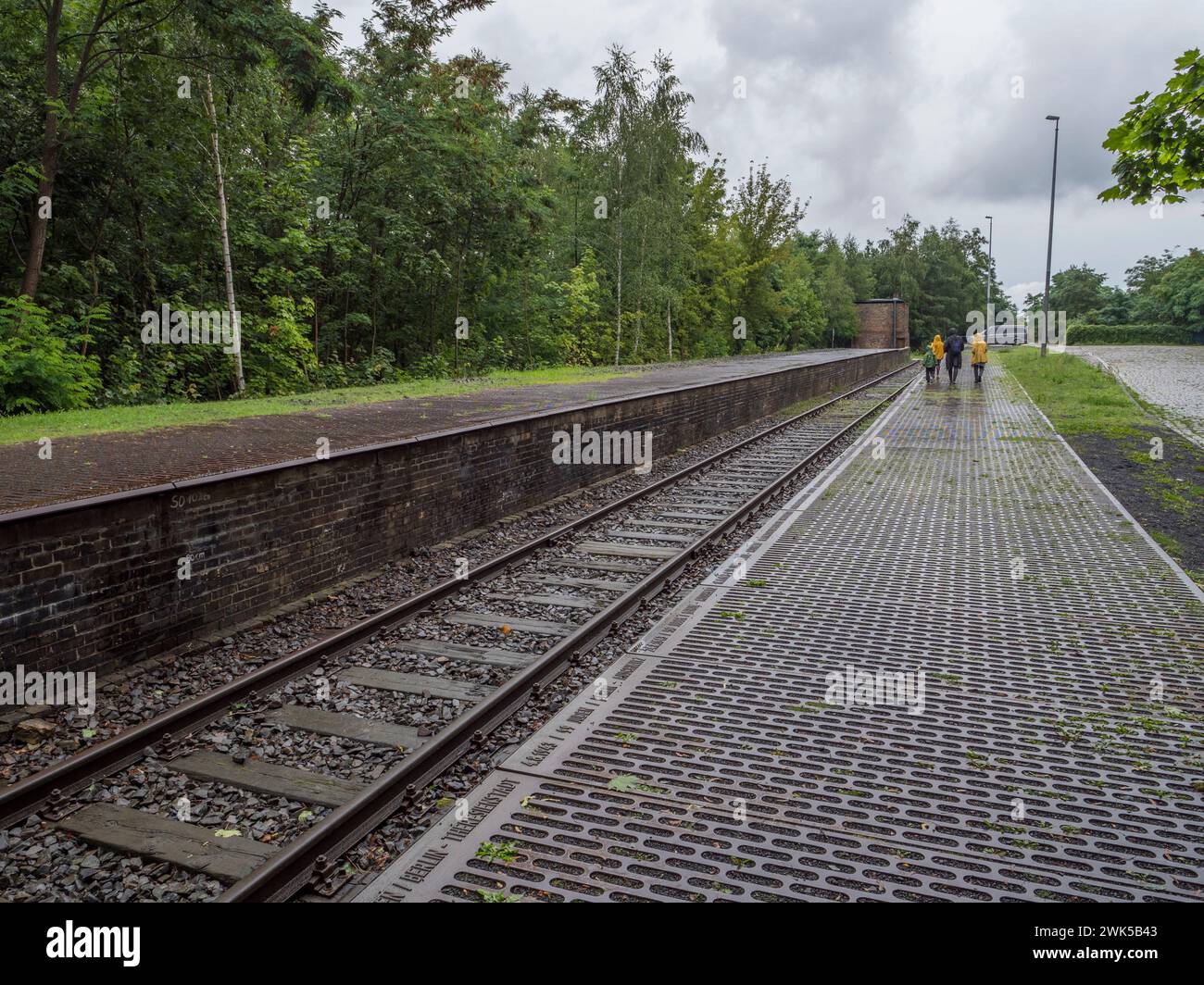 Eine Familie besucht die Gedenkstätte Bahnsteig 17, eine Holocaust-Gedenkstätte im Bahnhof Berlin-Grunewald, Berlin, Deutschland. Stockfoto