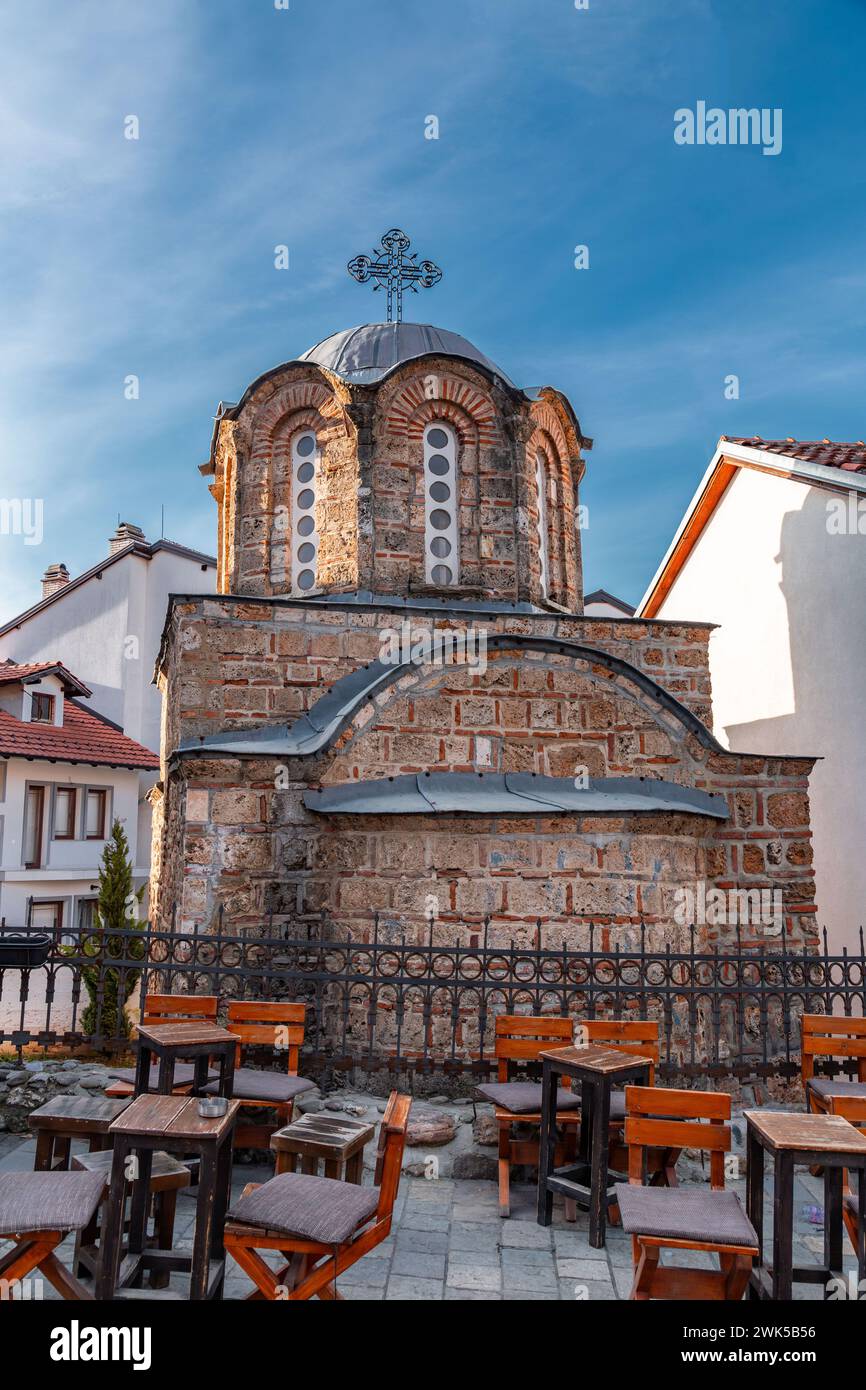 Traditionelle osmanische Architektur und allgemeiner Blick auf die Straße in Prizren, der zweitgrößten Stadt des Kosovo. Sveti-Nedelja-Kapelle. Stockfoto