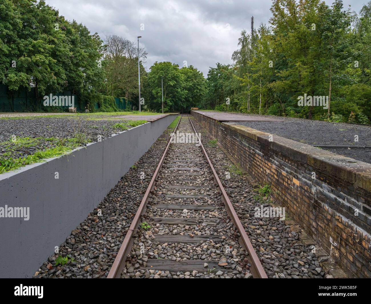 Blick entlang der Eisenbahnlinie an der Bahnsteig 17 Memorial, einer Holocaust-Gedenkstätte im Bahnhof Berlin-Grunewald, Berlin, Deutschland. Stockfoto