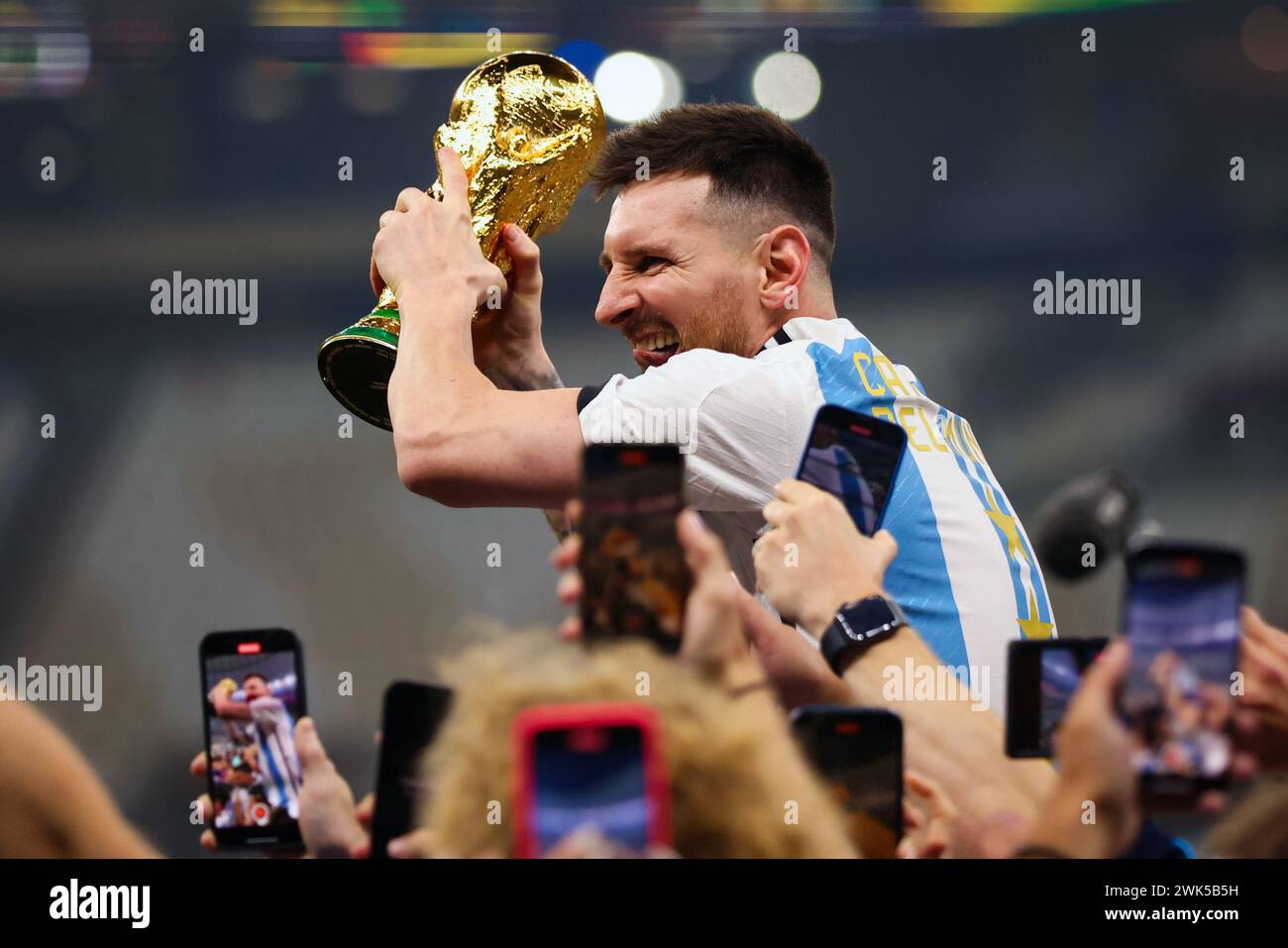 LUSAIL CITY, KATAR - 18. DEZEMBER: Lionel Messi feiert mit der WM-Trophäe nach dem Finale der FIFA Fussball-Weltmeisterschaft Katar 2022. Stockfoto
