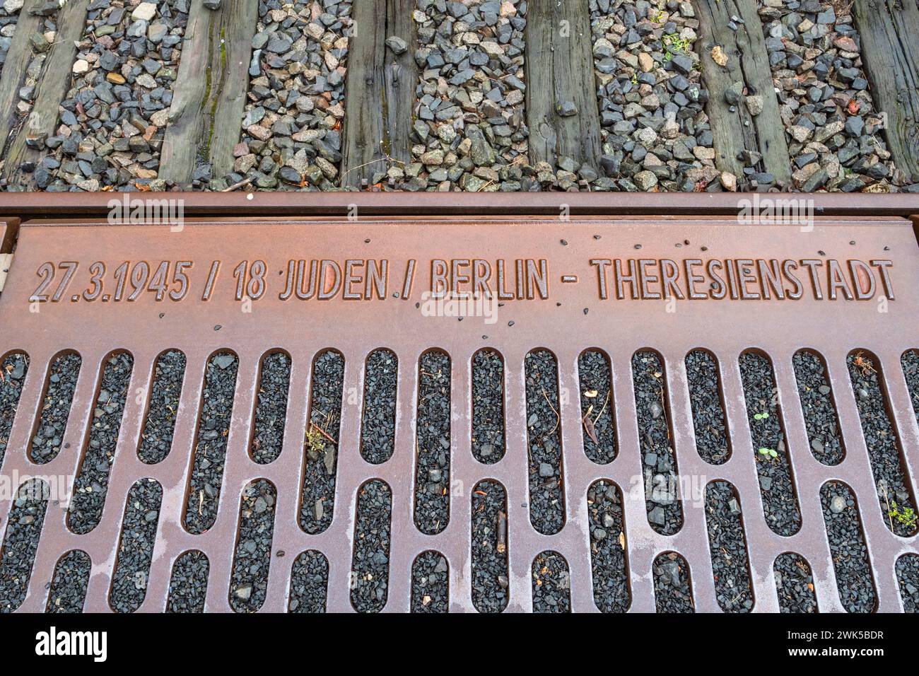Detail mit einer gusseisernen Platte, Bahnsteig 17 Memorial, eine Holocaust-Gedenkstätte im Bahnhof Berlin-Grunewald, Berlin, Deutschland. Stockfoto