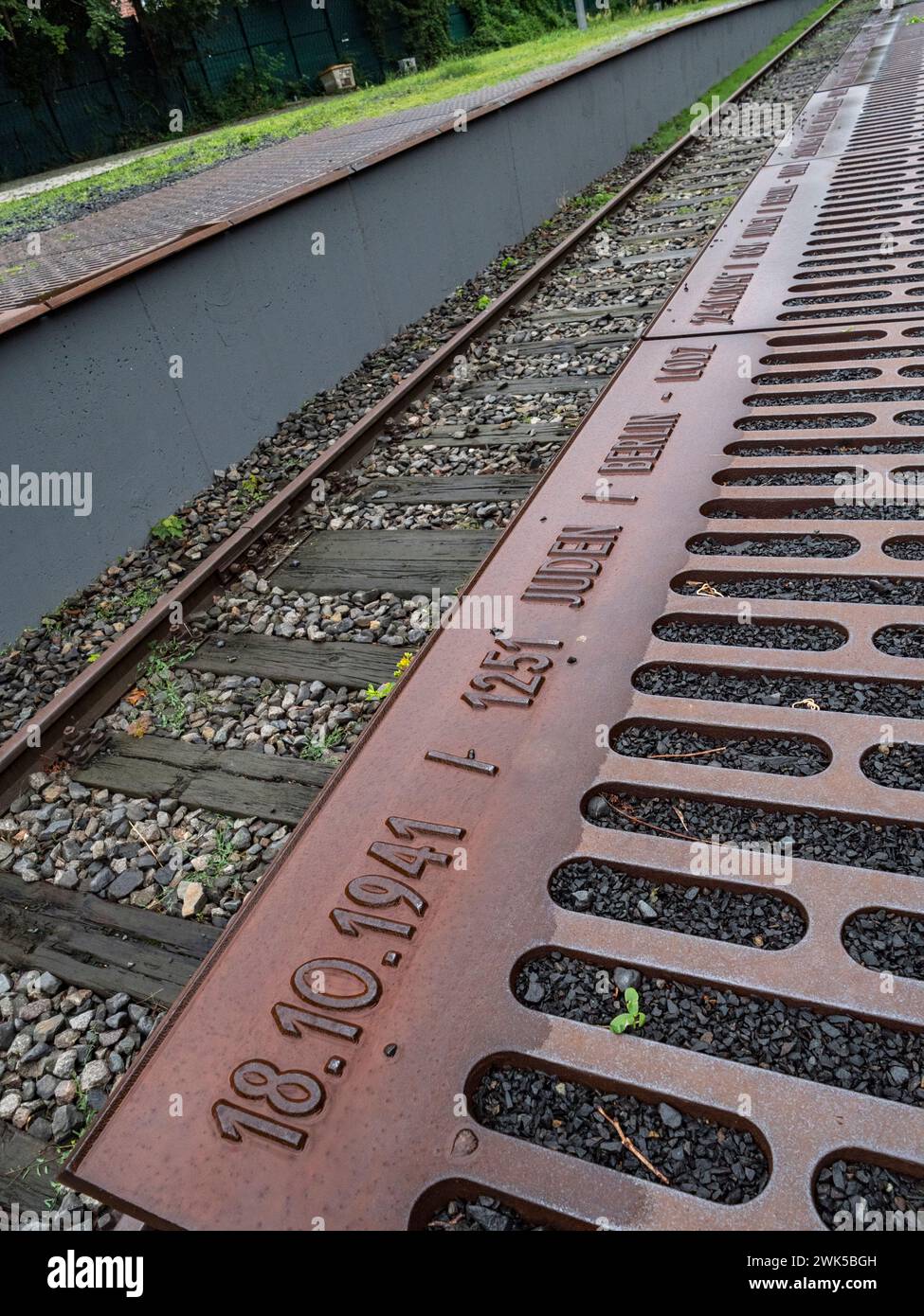 Detail mit den gusseisernen Platten und der Bahnstrecke, Bahnsteig 17 Memorial, eine Holocaust-Gedenkstätte im Bahnhof Berlin-Grunewald, Berlin, Deutschland. Stockfoto