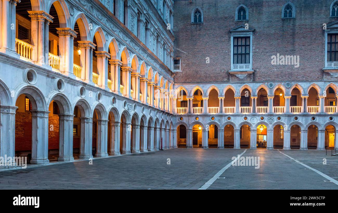 Venedig, Italien - 6. Februar 2024: Architektonische Details aus dem Inneren des Herzoglichen Palastes auf der Piazza San Marco in Venedig, Italien Stockfoto