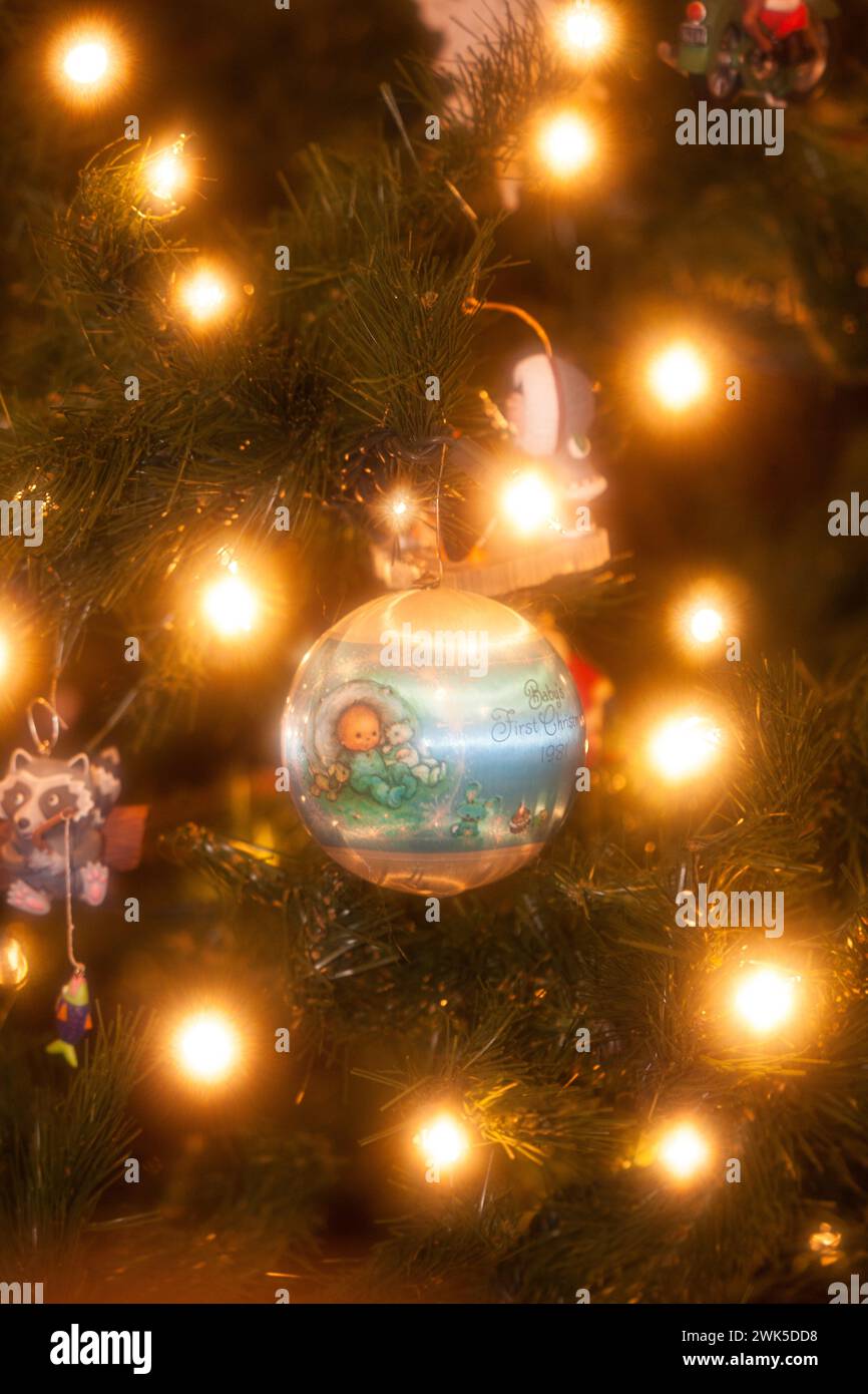 Lichter und Dekorationen auf dem Weihnachtsbaum Stockfoto