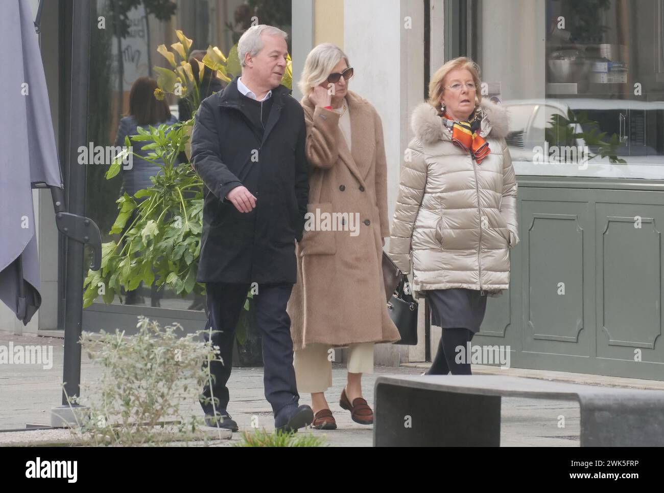 Bergamo, Italien. Februar 2024. Franco Locatelli vom Superior Council of Health spaziert im Zentrum von Bergamo mit seiner Frau Credit: Independent Photo Agency/Alamy Live News Stockfoto