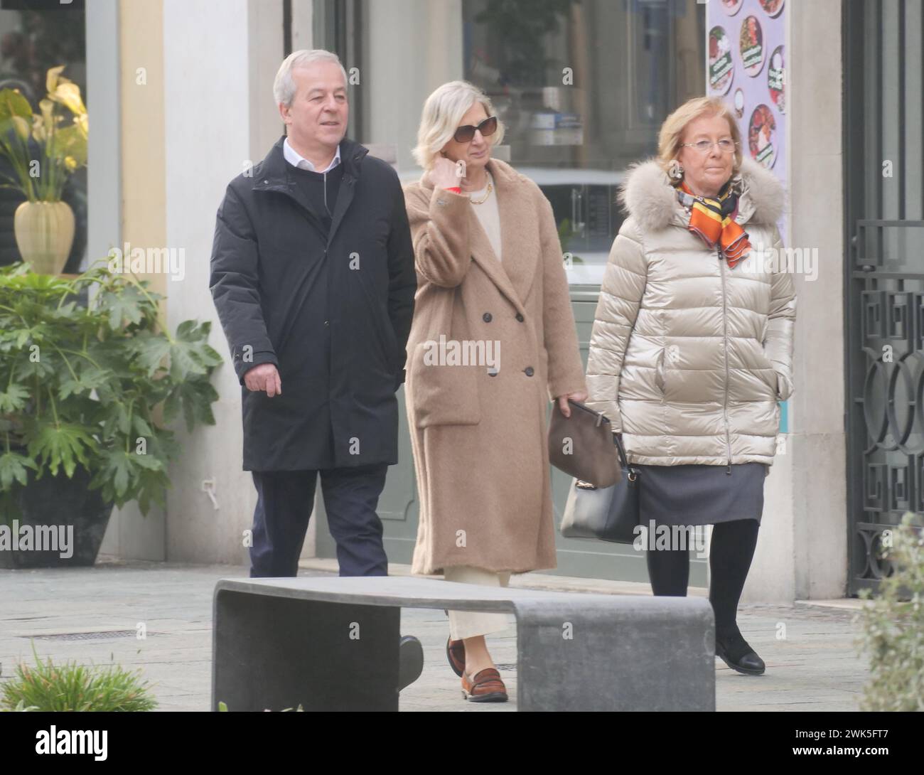 Bergamo, Italien. Februar 2024. Franco Locatelli vom Superior Council of Health spaziert im Zentrum von Bergamo mit seiner Frau Credit: Independent Photo Agency/Alamy Live News Stockfoto