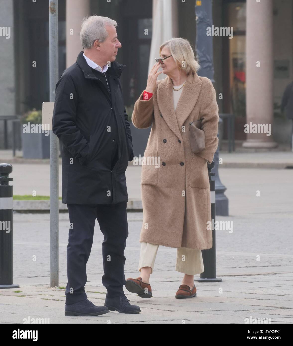 Bergamo, Italien. Februar 2024. Franco Locatelli vom Superior Council of Health spaziert im Zentrum von Bergamo mit seiner Frau Credit: Independent Photo Agency/Alamy Live News Stockfoto