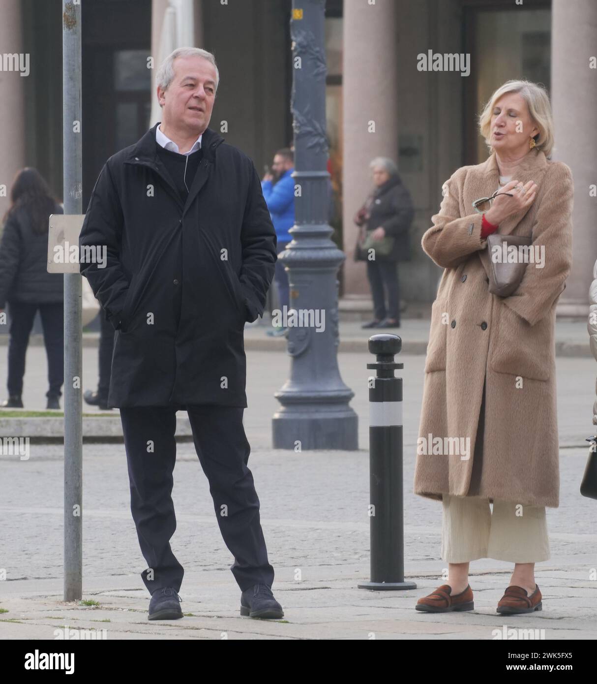 Bergamo, Italien. Februar 2024. Franco Locatelli vom Superior Council of Health spaziert im Zentrum von Bergamo mit seiner Frau Credit: Independent Photo Agency/Alamy Live News Stockfoto