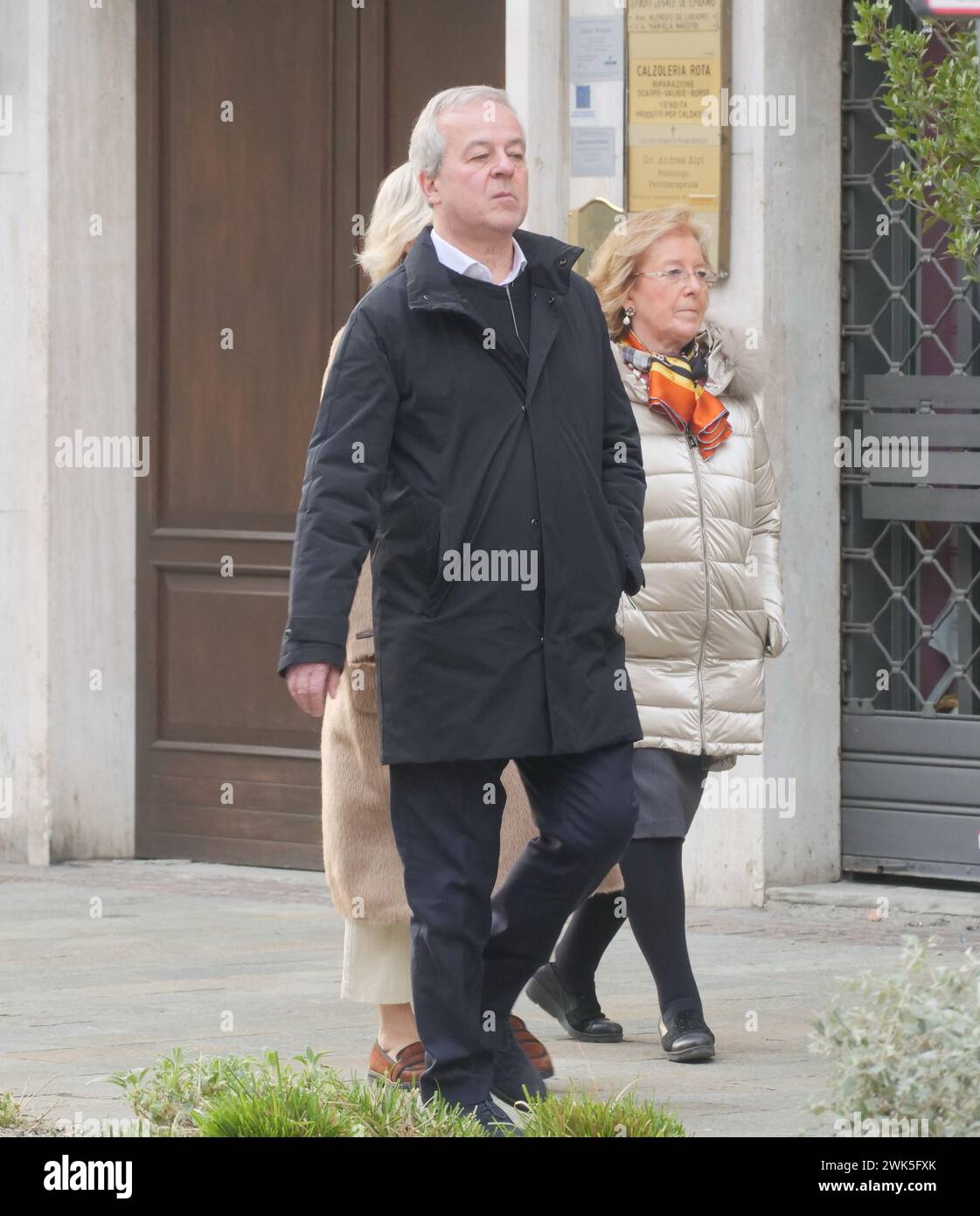 Bergamo, Italien. Februar 2024. Franco Locatelli vom Superior Council of Health spaziert im Zentrum von Bergamo mit seiner Frau Credit: Independent Photo Agency/Alamy Live News Stockfoto