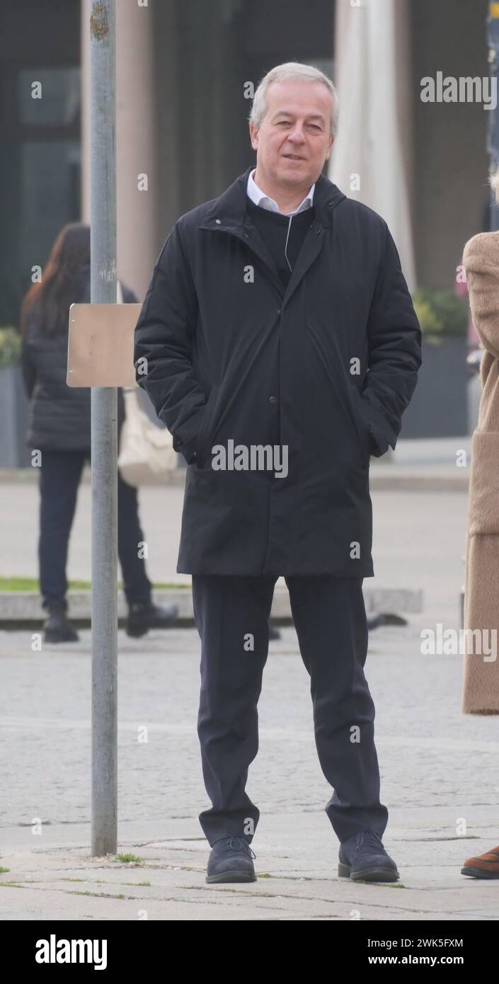 Bergamo, Italien. Februar 2024. Franco Locatelli vom Superior Council of Health spaziert im Zentrum von Bergamo mit seiner Frau Credit: Independent Photo Agency/Alamy Live News Stockfoto