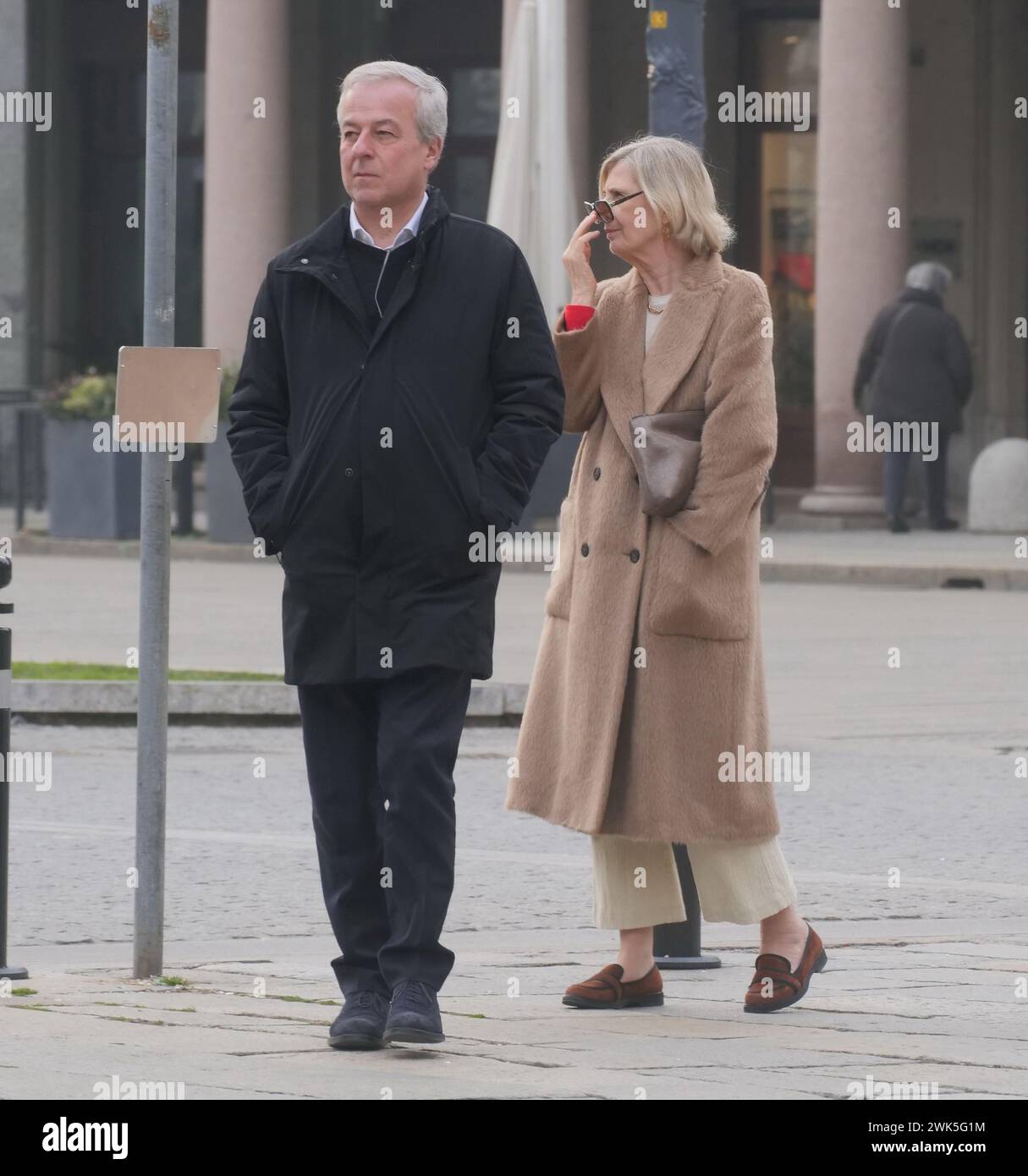 Bergamo, Italien. Februar 2024. Franco Locatelli vom Superior Council of Health spaziert im Zentrum von Bergamo mit seiner Frau Credit: Independent Photo Agency/Alamy Live News Stockfoto