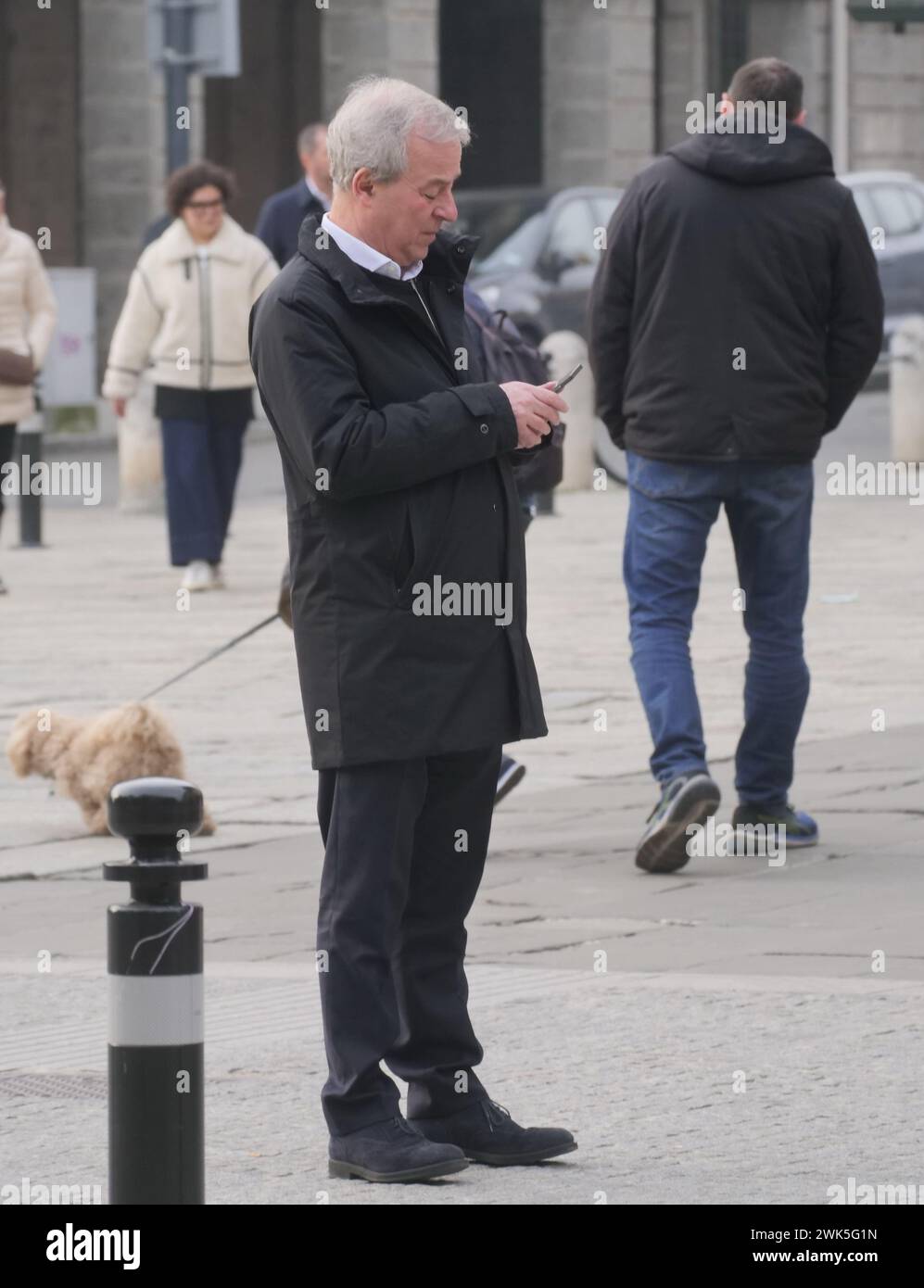 Bergamo, Italien. Februar 2024. Franco Locatelli vom Superior Council of Health spaziert im Zentrum von Bergamo mit seiner Frau Credit: Independent Photo Agency/Alamy Live News Stockfoto