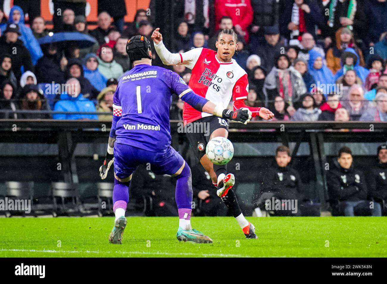 Rotterdam, Niederlande. Februar 2024. ROTTERDAM, NIEDERLANDE - 18. FEBRUAR: Torhüter Etienne Vaessen vom RKC Waalwijk leugnet den Torversuch von Calvin Stengs aus Feyenoord während des niederländischen Eredivisie-Spiels zwischen Feyenoord und RKC Waalwijk im Stadion Feijenoord am 18. Februar 2024 in Rotterdam. (Foto von Rene Nijhuis/Orange Pictures) Credit: Orange Pics BV/Alamy Live News Stockfoto