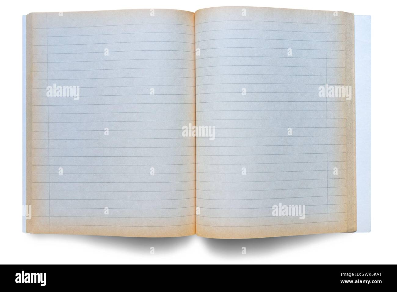 Altes offenes, mit Vintage-Innenfutter versehenes Notizbuch mit gelblichen Seiten, das eine leere Leinwand für kreative Ideen und Gedanken bietet. Isoliert. Stockfoto