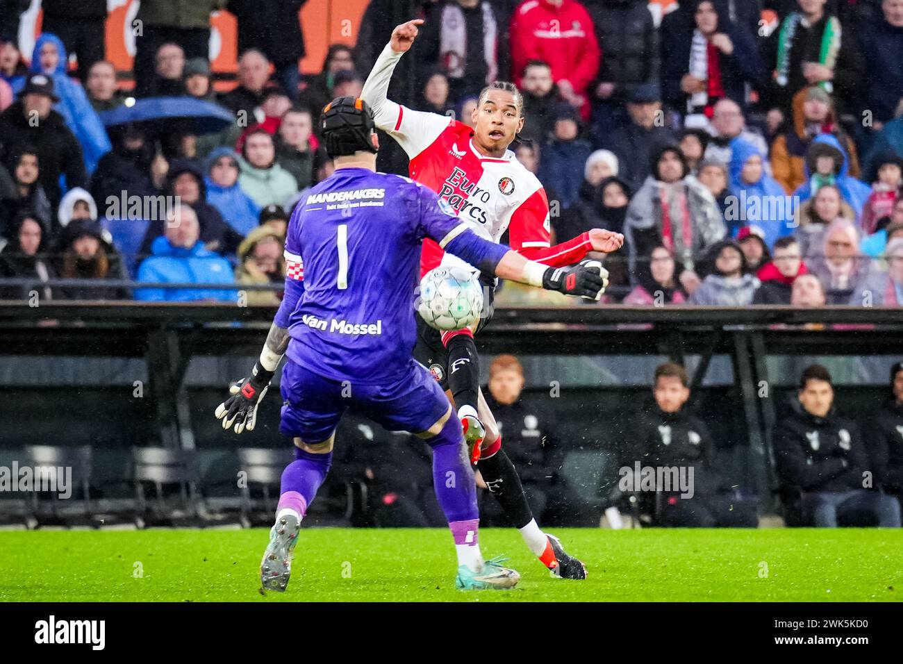 Rotterdam, Niederlande. Februar 2024. ROTTERDAM, NIEDERLANDE - 18. FEBRUAR: Torhüter Etienne Vaessen vom RKC Waalwijk leugnet den Torversuch von Calvin Stengs aus Feyenoord während des niederländischen Eredivisie-Spiels zwischen Feyenoord und RKC Waalwijk im Stadion Feijenoord am 18. Februar 2024 in Rotterdam. (Foto von Rene Nijhuis/Orange Pictures) Credit: Orange Pics BV/Alamy Live News Stockfoto