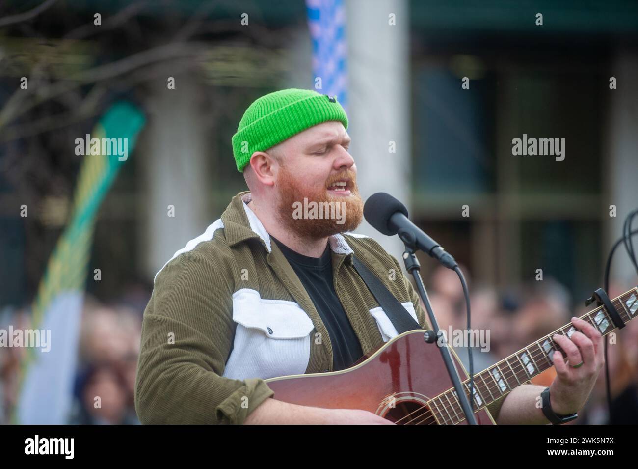 Sänger Tom Walker spielt zwei Freiauftritte im Barnsley Town Centre, bevor er sich auf seine UK Tour macht. Er spielte die Gigs als Reaktion auf eine facebook-Umfrage. Stockfoto