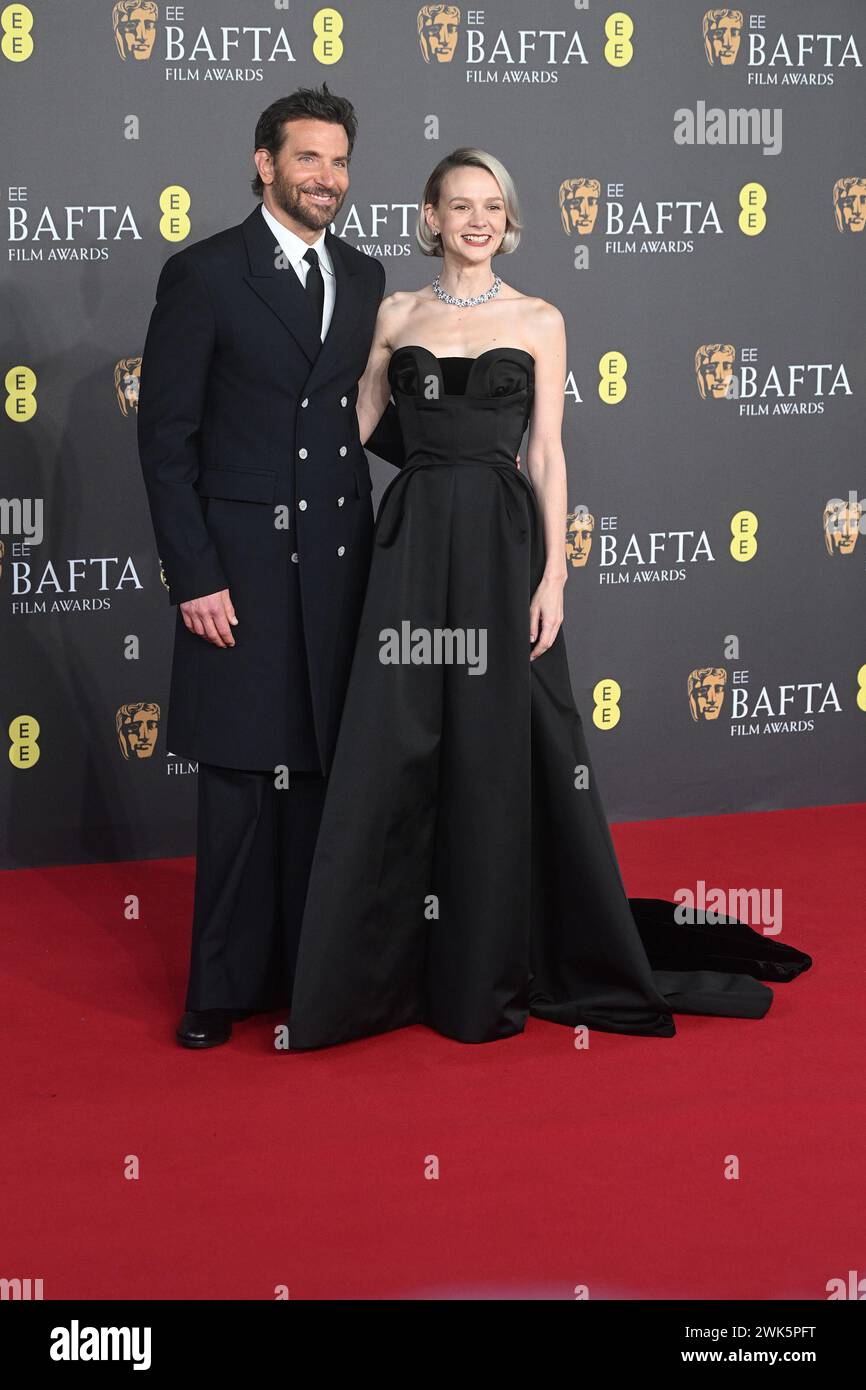 London, Großbritannien. Februar 2024. Der US-amerikanische Schauspieler Bradley Cooper und die englische Schauspielerin Carey Mulligan nehmen am Sonntag, den 18. Februar 2024, an den EE BAFTA Film Awards 2023 in der Royal Festival Hall in London Teil. Foto: Rune Hellestad/ Credit: UPI/Alamy Live News Stockfoto