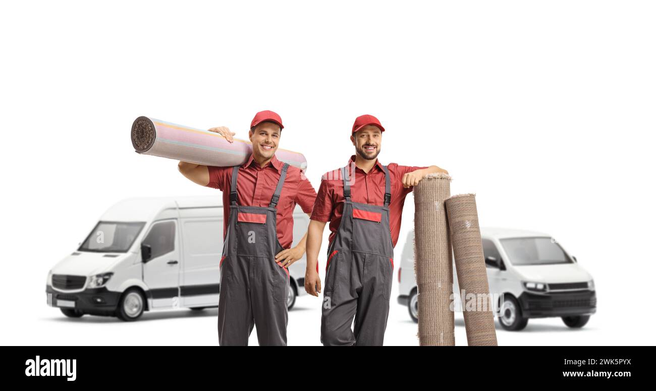 Lieferwagen und männliche Arbeiter in Uniformen mit Teppichen isoliert auf weißem Hintergrund, Teppichreinigungsservice Stockfoto