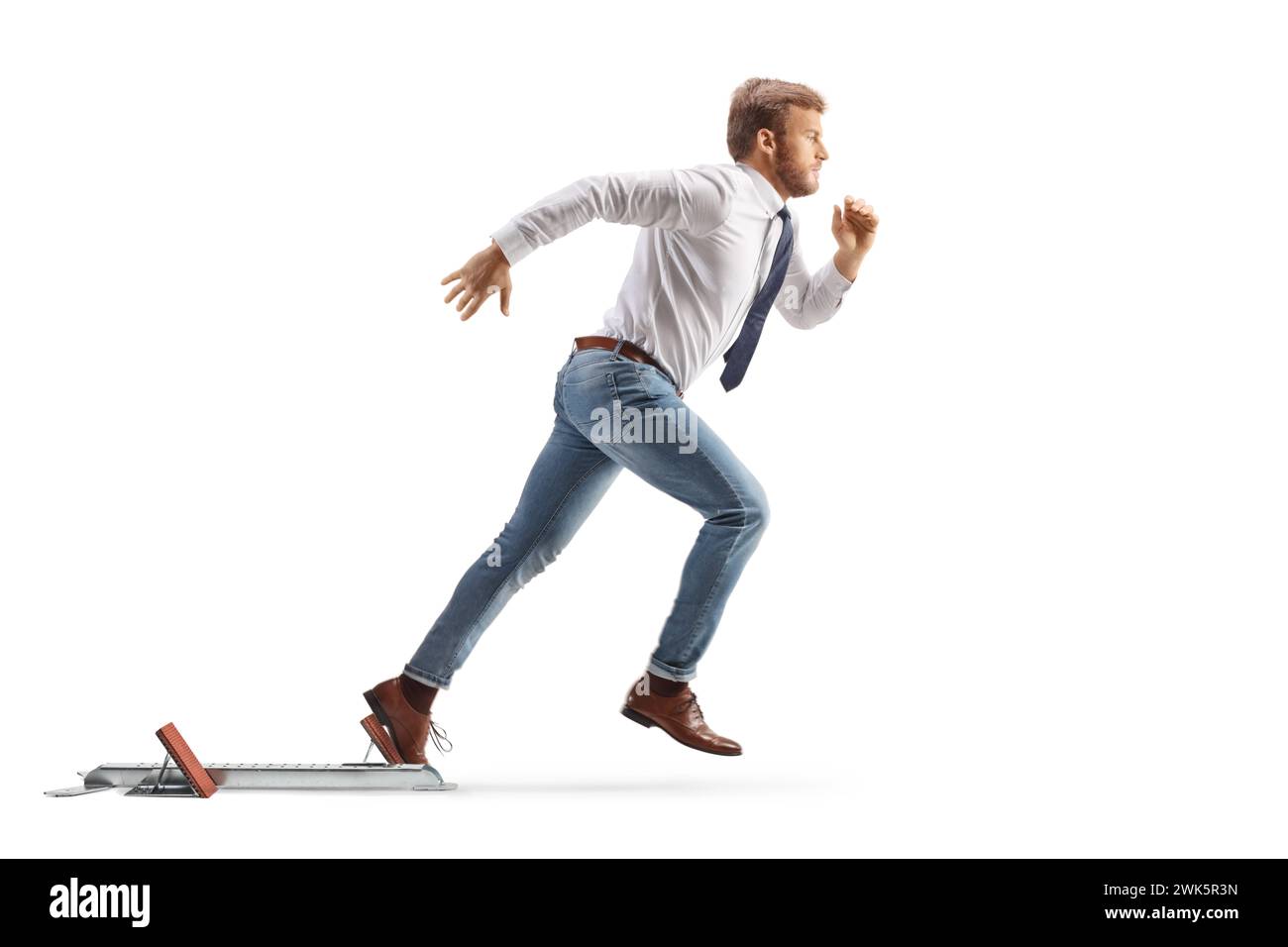 Profilaufnahme eines Angestellten, der aus Startblöcken läuft, isoliert auf weißem Hintergrund Stockfoto