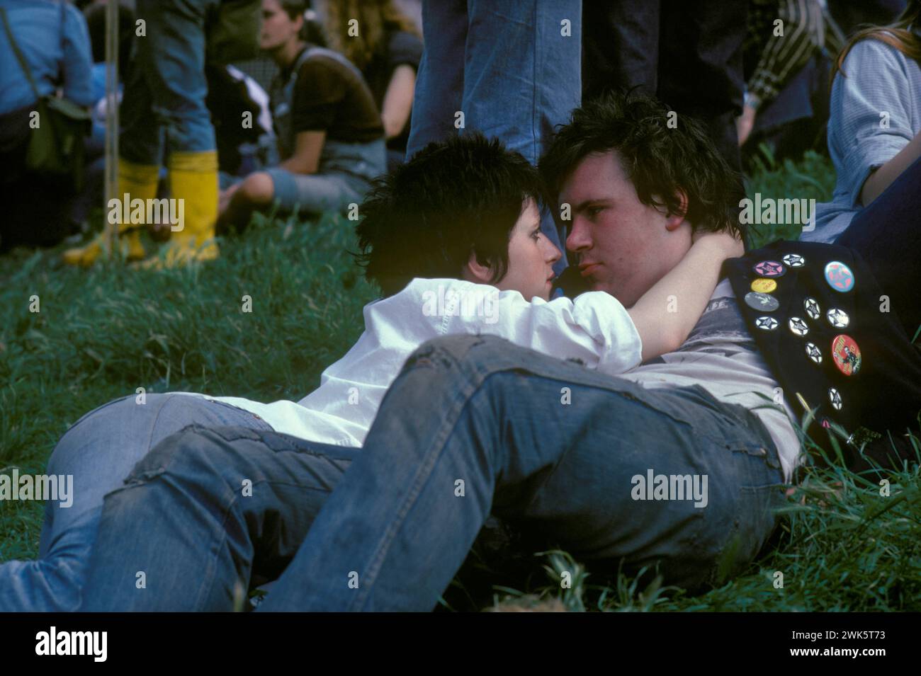 Verliebtes Punk-Paar schauen sich gegenseitig in die Augen Hyde Park London 1985 1980er England UK HOMER SYKES Stockfoto