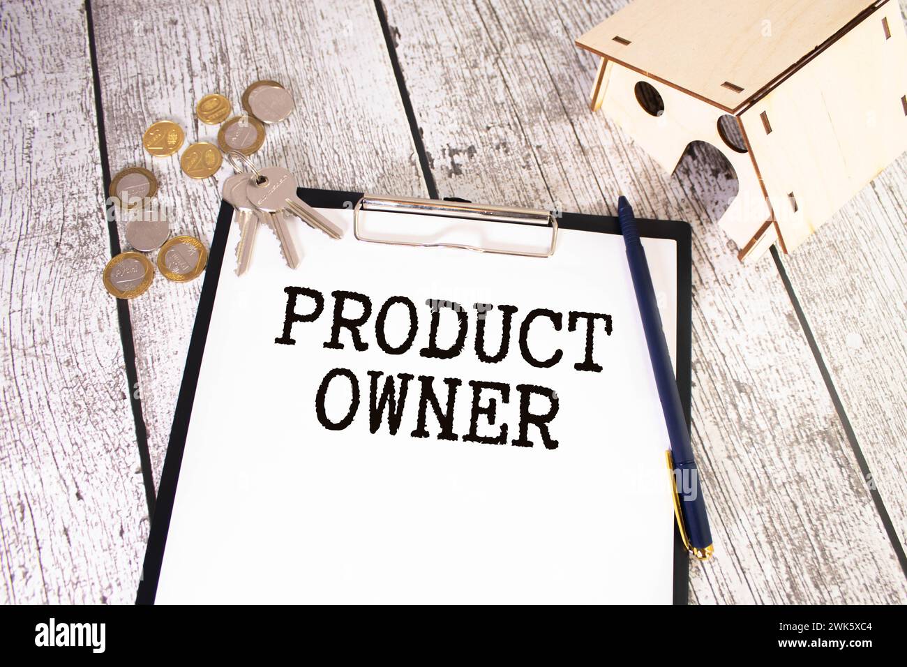 PRODUKTEIGENTÜMER . Text auf dem Notizblock mit Office-Tools und Dokumenten Stockfoto