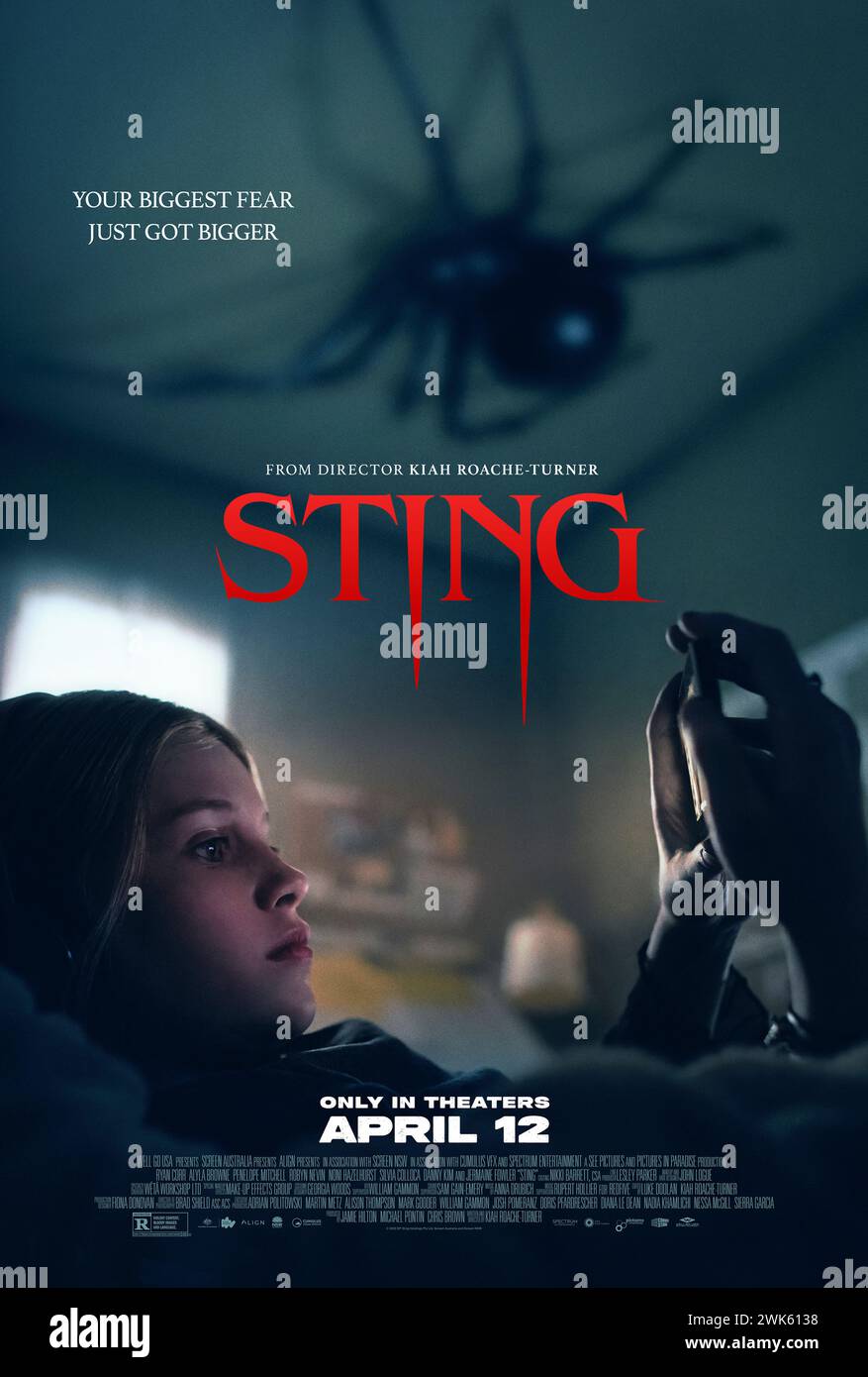 Sting (2024) von Kiah Roache-Turner mit Alyla Browne, Penelope Mitchell und Ryan Corr. Australischer Horror über den Überlebenskampf einer Familie, als sich die Hausspinne ihrer 12-jährigen Tochter in ein riesiges fleischfressendes Monster verwandelt. US-Poster mit einem Blatt ***NUR FÜR REDAKTIONELLE ZWECKE***. Kredit: BFA / Well Go USA Entertainment Stockfoto