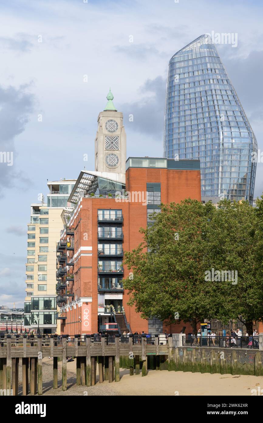 London, Großbritannien - 28. Juli 2023; Blick auf die Stadt entlang der Londoner Southbank von OXO und One Blackfriars Building Stockfoto