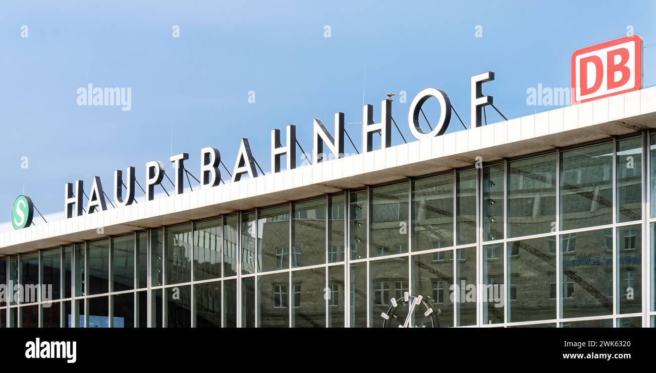 köln, deutschland 4. juli 2023: Hauptbahnhof-Schriftzug und DB- und S-Bahn-Logo auf dem Dach des kölner Hauptbahnhofs Stockfoto
