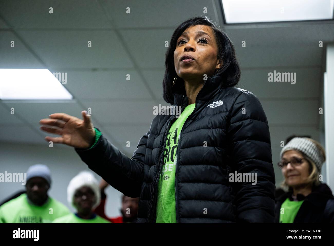 Angela Alsobrooks, eine Kandidatin für den US-Senat in Maryland, spricht am Sonntag, den 18. Februar, mit Freiwilligen der Wahlkampagne, während einer Veranstaltung im Außendienst von Alsobrooks for Senate Montgomery County, in Silver Spring, MD. 2024. im Senat von Maryland tritt Angela Alsobrooks, die Executive von Prince George County, in der demokratischen Vorwahl gegen den Abgeordneten David Trone (D-MD) an, während der ehemalige Gouverneur von Maryland Larry Hogan kürzlich eine Überraschungskampagne für die republikanische Nominierung ankündigte. (Graeme Sloan/SIPA USA) Stockfoto