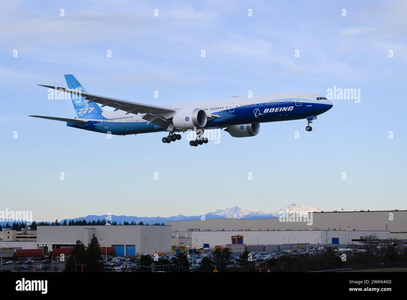 Everett, WA, USA – 16. Februar 2024; Boeing 777-9-Prototyp eines 777X-Flugzeugs im Endanflug zur Landung im Abendlicht Stockfoto