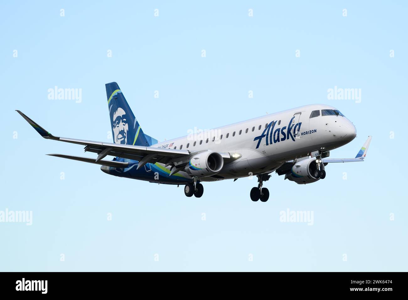 Everett, WA, USA - 16. Februar 2024; Alaska Airlines Horizon Regionalflugplatz mit Embraer 175-Flugzeugen Stockfoto