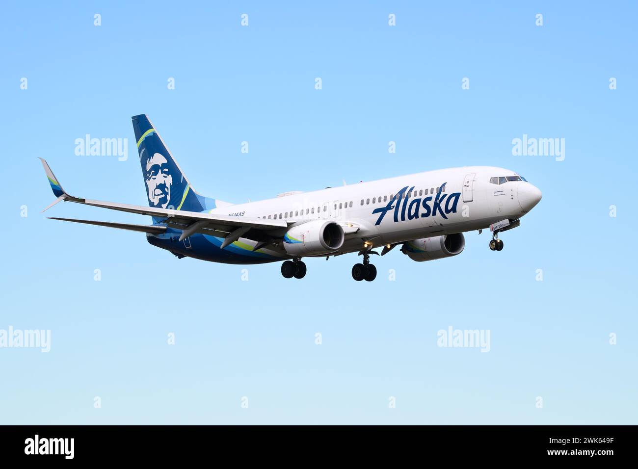 Everett, WA, USA - 16. Februar 2024; Alaska Airlines Boeing 737-800 N524AS auf Endanflug isoliert am blauen Himmel Stockfoto