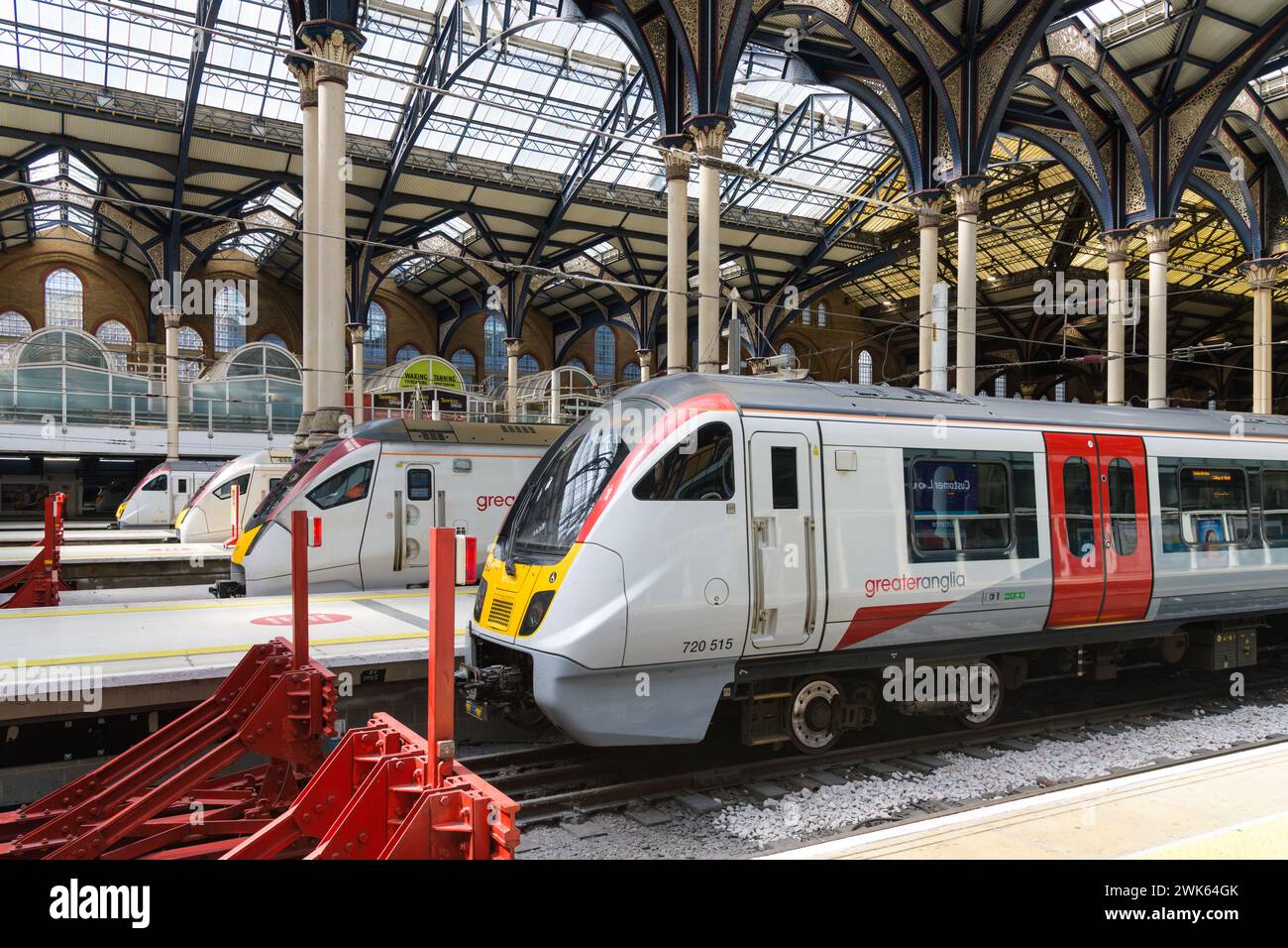 London, Großbritannien - 28. Juli 2023; Greater Anglia Züge am Bahnhof London Liverpool Street Puffer Stockfoto