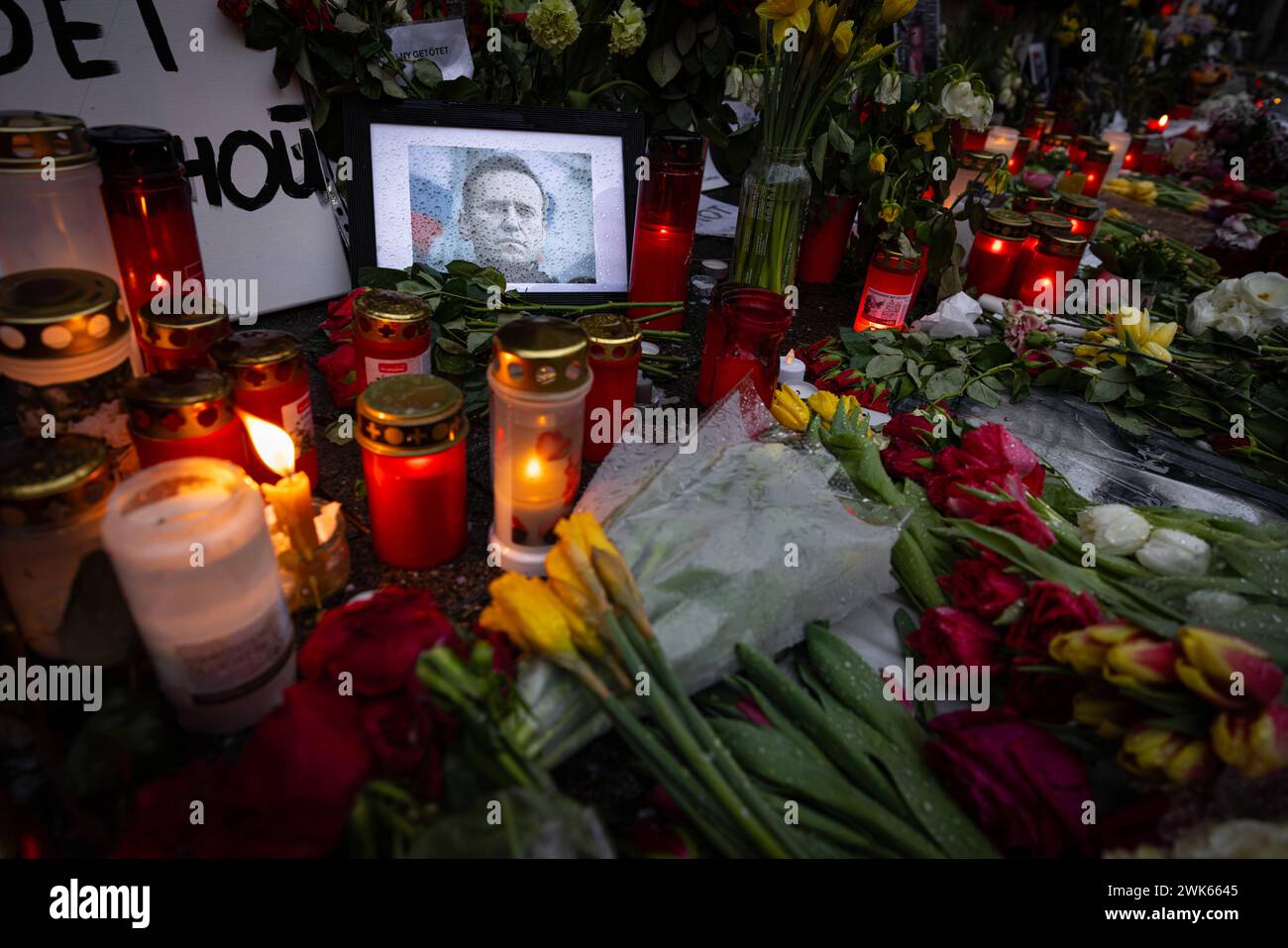 Geenken an Alexej Nawalny vor dem Russischen Konsulat in Frankfurt a.M. Fotos, Kerzen, Grablichter und Blumen für den am 16. Februar 2024 in einer arktischen Strafkolonie verstorbenen russischen Oppositionsführers Alexej Nawalny werden seit Tagen am Zaun des geschlossenen Generalkonsulats der Russischen Förderation in Frankfurt am Main abgelegt. Nawalny war russischer Jurist, Antikorruptionsaktivist, Dissident und Oppositionspolitiker. Im Jahr 2020 wurde ein lebensgefährlicher Giftanschlag auf ihn verübt. Politisch verfolgt und ab 2021 inhaftiert, war er zu langjährigen Haftstrafen verurtei Stockfoto
