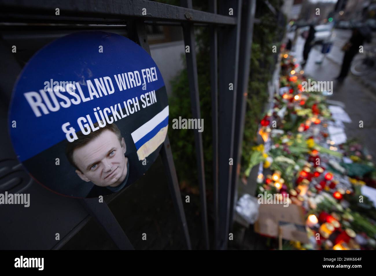Geenken an Alexej Nawalny vor dem Russischen Konsulat in Frankfurt a.M. Fotos, Kerzen, Grablichter und Blumen für den am 16. Februar 2024 in einer arktischen Strafkolonie verstorbenen russischen Oppositionsführers Alexej Nawalny werden seit Tagen am Zaun des geschlossenen Generalkonsulats der Russischen Förderation in Frankfurt am Main abgelegt. Nawalny war russischer Jurist, Antikorruptionsaktivist, Dissident und Oppositionspolitiker. Im Jahr 2020 wurde ein lebensgefährlicher Giftanschlag auf ihn verübt. Politisch verfolgt und ab 2021 inhaftiert, war er zu langjährigen Haftstrafen verurtei Stockfoto