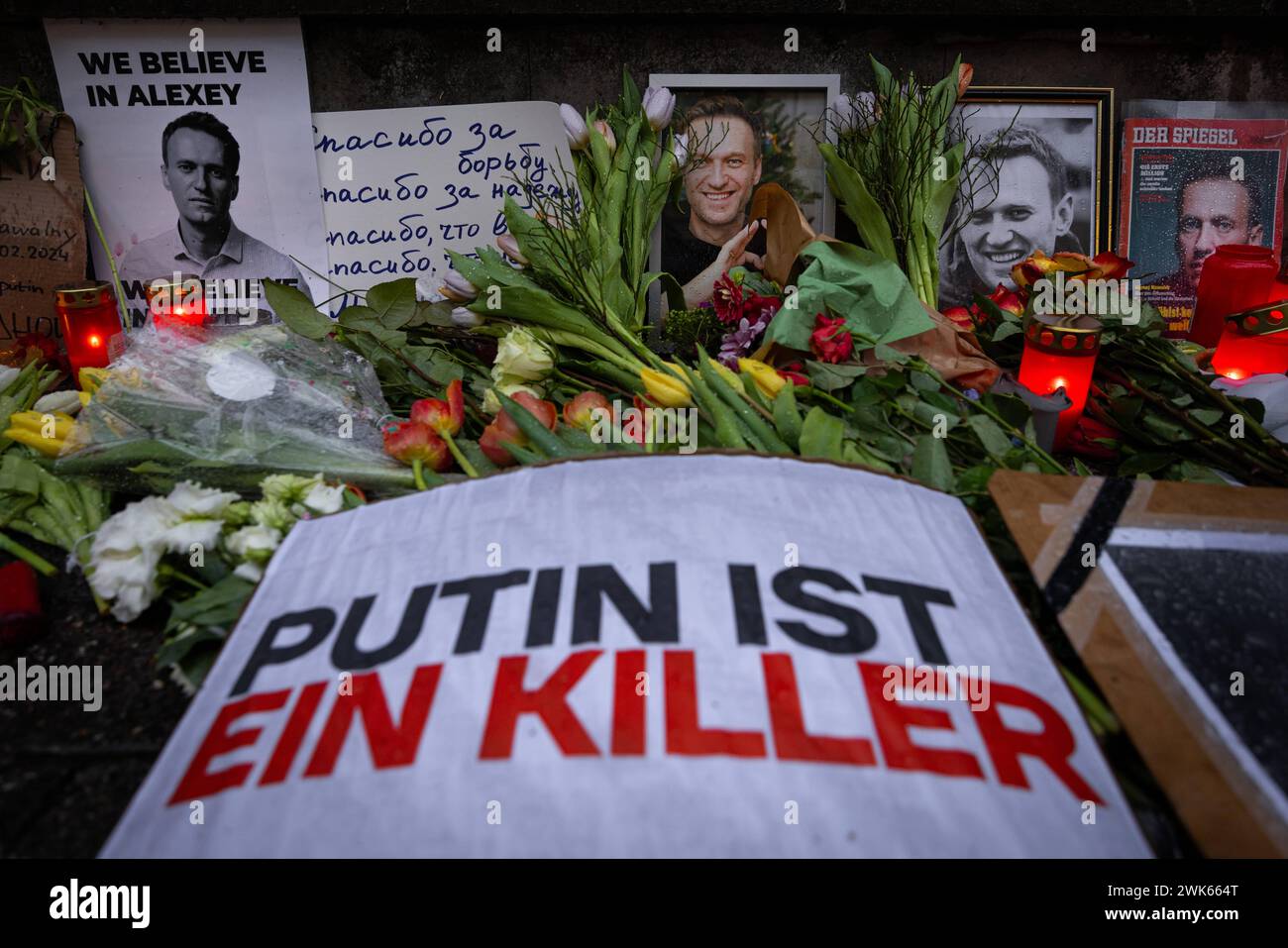 Geenken an Alexej Nawalny vor dem Russischen Konsulat in Frankfurt a.M. Fotos, Kerzen, Grablichter und Blumen für den am 16. Februar 2024 in einer arktischen Strafkolonie verstorbenen russischen Oppositionsführers Alexej Nawalny werden seit Tagen am Zaun des geschlossenen Generalkonsulats der Russischen Förderation in Frankfurt am Main abgelegt. Nawalny war russischer Jurist, Antikorruptionsaktivist, Dissident und Oppositionspolitiker. Im Jahr 2020 wurde ein lebensgefährlicher Giftanschlag auf ihn verübt. Politisch verfolgt und ab 2021 inhaftiert, war er zu langjährigen Haftstrafen verurtei Stockfoto