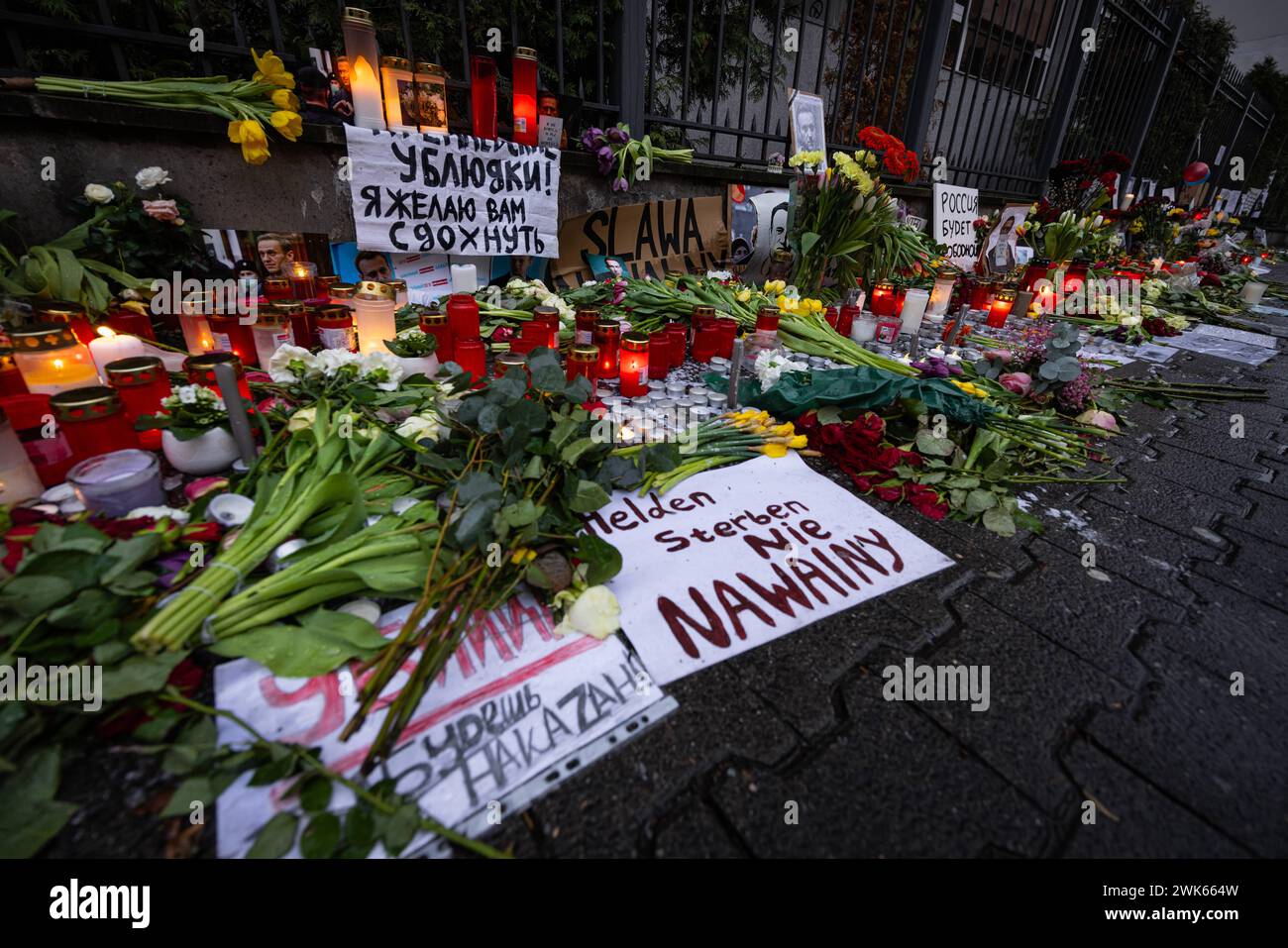 Geenken an Alexej Nawalny vor dem Russischen Konsulat in Frankfurt a.M. Fotos, Kerzen, Grablichter und Blumen für den am 16. Februar 2024 in einer arktischen Strafkolonie verstorbenen russischen Oppositionsführers Alexej Nawalny werden seit Tagen am Zaun des geschlossenen Generalkonsulats der Russischen Förderation in Frankfurt am Main abgelegt. Nawalny war russischer Jurist, Antikorruptionsaktivist, Dissident und Oppositionspolitiker. Im Jahr 2020 wurde ein lebensgefährlicher Giftanschlag auf ihn verübt. Politisch verfolgt und ab 2021 inhaftiert, war er zu langjährigen Haftstrafen verurtei Stockfoto