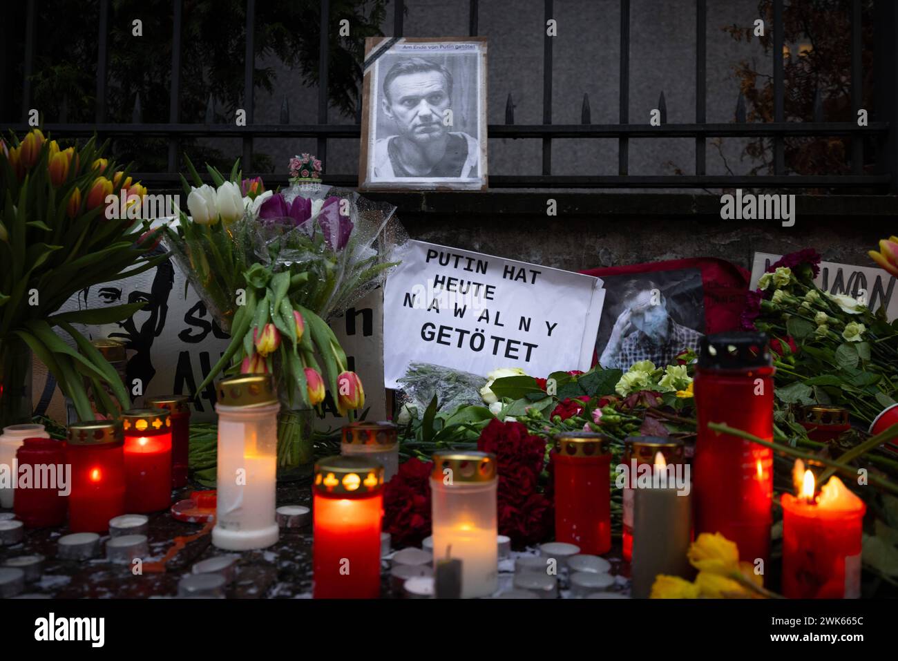 Geenken an Alexej Nawalny vor dem Russischen Konsulat in Frankfurt a.M. Fotos, Kerzen, Grablichter und Blumen für den am 16. Februar 2024 in einer arktischen Strafkolonie verstorbenen russischen Oppositionsführers Alexej Nawalny werden seit Tagen am Zaun des geschlossenen Generalkonsulats der Russischen Förderation in Frankfurt am Main abgelegt. Nawalny war russischer Jurist, Antikorruptionsaktivist, Dissident und Oppositionspolitiker. Im Jahr 2020 wurde ein lebensgefährlicher Giftanschlag auf ihn verübt. Politisch verfolgt und ab 2021 inhaftiert, war er zu langjährigen Haftstrafen verurtei Stockfoto