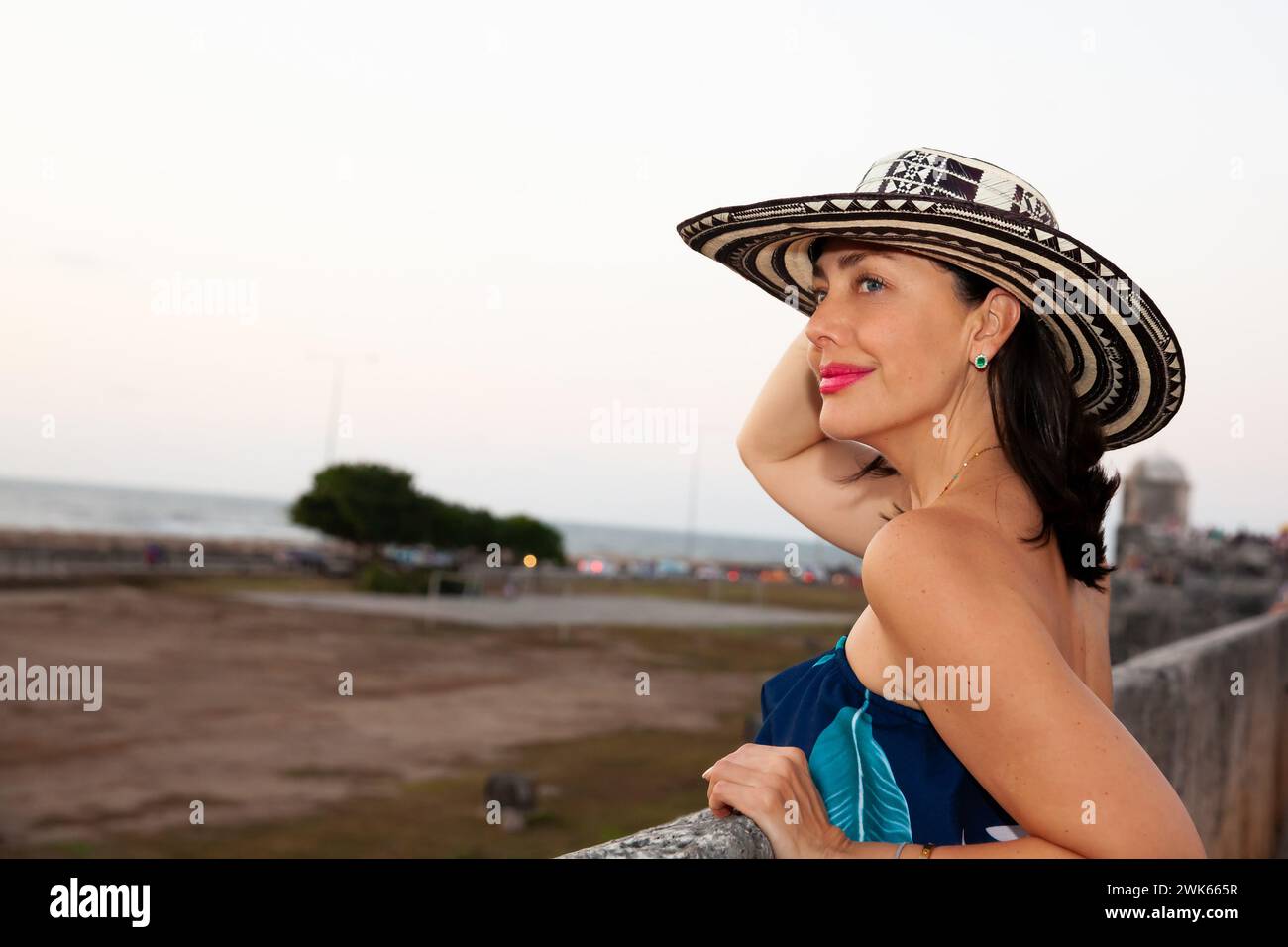 Schöne Frau mit dem traditionellen kolumbianischen Hut namens Sombrero Vueltiao an den historischen Mauern von Cartagena de Indias Stockfoto