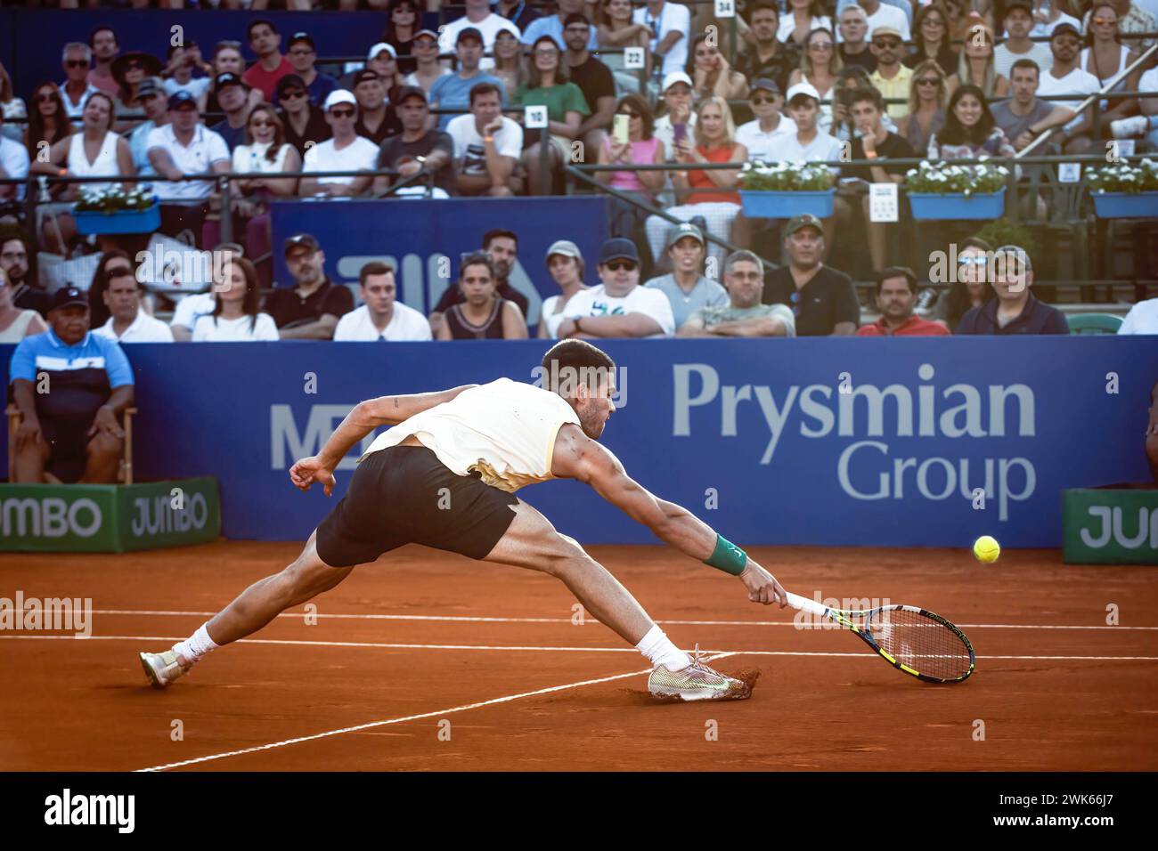 Buenos Aires, Argentinien. Februar 2024. Der Spanier Carlos Alcaraz spielt im Halbfinale des ATP-Turniers in Buenos Aires gegen den chilenischen Nicolas Jarry (nicht abgebildet). (Foto: Mariana Nedelcu /SOPA Images/SIPA USA) Credit: SIPA USA/Alamy Live News Stockfoto