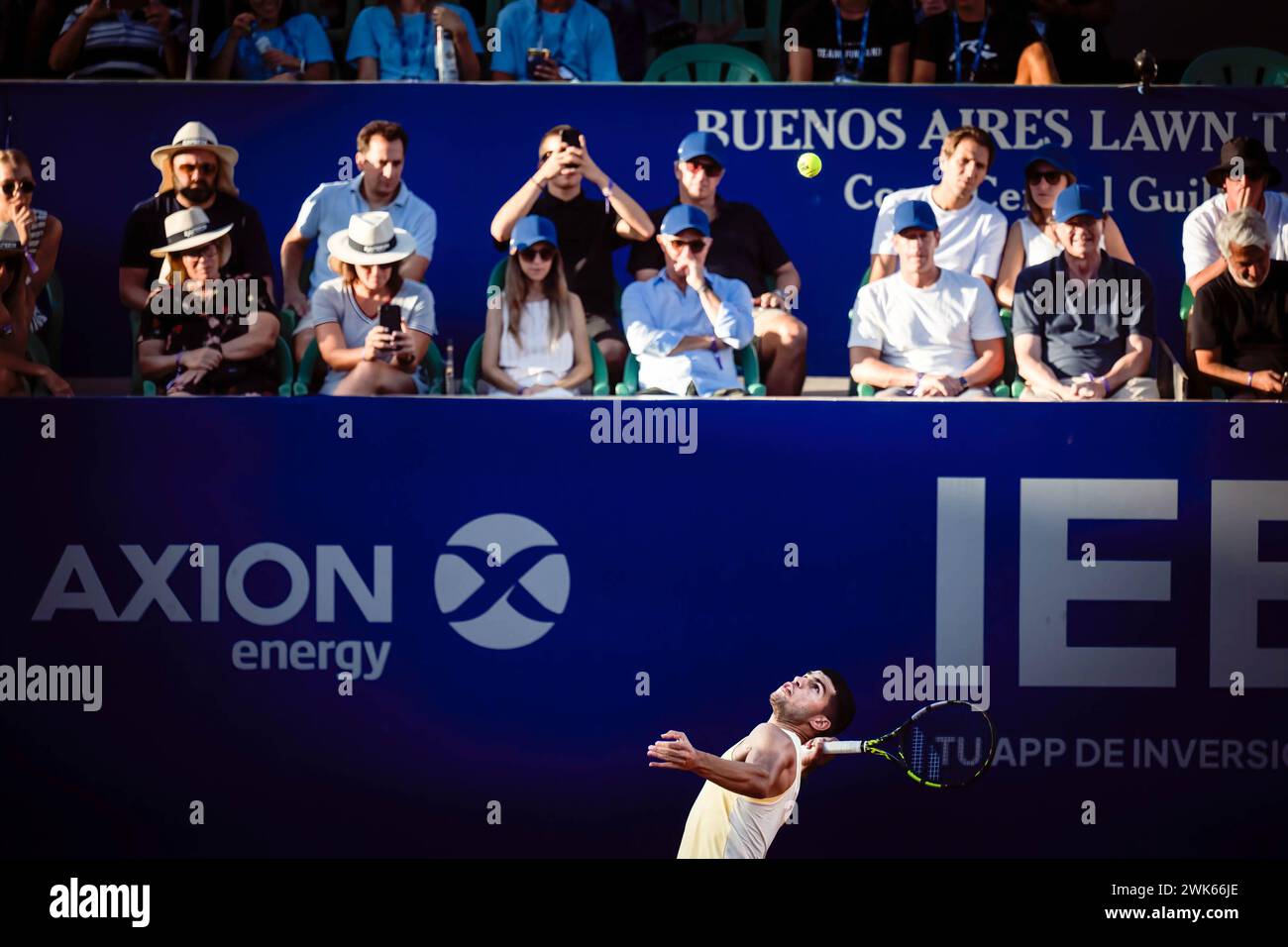 Buenos Aires, Argentinien. Februar 2024. Der Spanier Carlos Alcaraz spielt im Halbfinale des ATP-Turniers in Buenos Aires gegen den chilenischen Nicolas Jarry (nicht abgebildet). (Foto: Mariana Nedelcu /SOPA Images/SIPA USA) Credit: SIPA USA/Alamy Live News Stockfoto