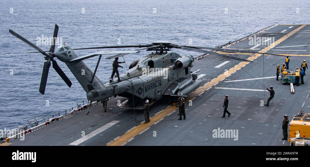 PAZIFISCHER OZEAN (16. Februar 2024) Seeleute, die dem vorgelagerten amphibischen Angriffsträger USS America (LHA 6) zugewiesen wurden, und Marines, die der 31st Marine Expeditionary Unit (MEU) zugewiesen sind, führen am 16. Februar Flugoperationen im Pazifischen Ozean durch. America, Leitschiff der America Amphibious Ready Group, ist im Einsatzgebiet der 7. US-Flotte im Einsatz. Die 7. US-Flotte ist die größte nach vorne gerichtete nummerierte Flotte der US Navy und interagiert routinemäßig mit Verbündeten und Partnern, um eine freie und offene Region im Indo-Pazifik zu erhalten. (Foto der US Navy von Mass Communication Specialist Stockfoto