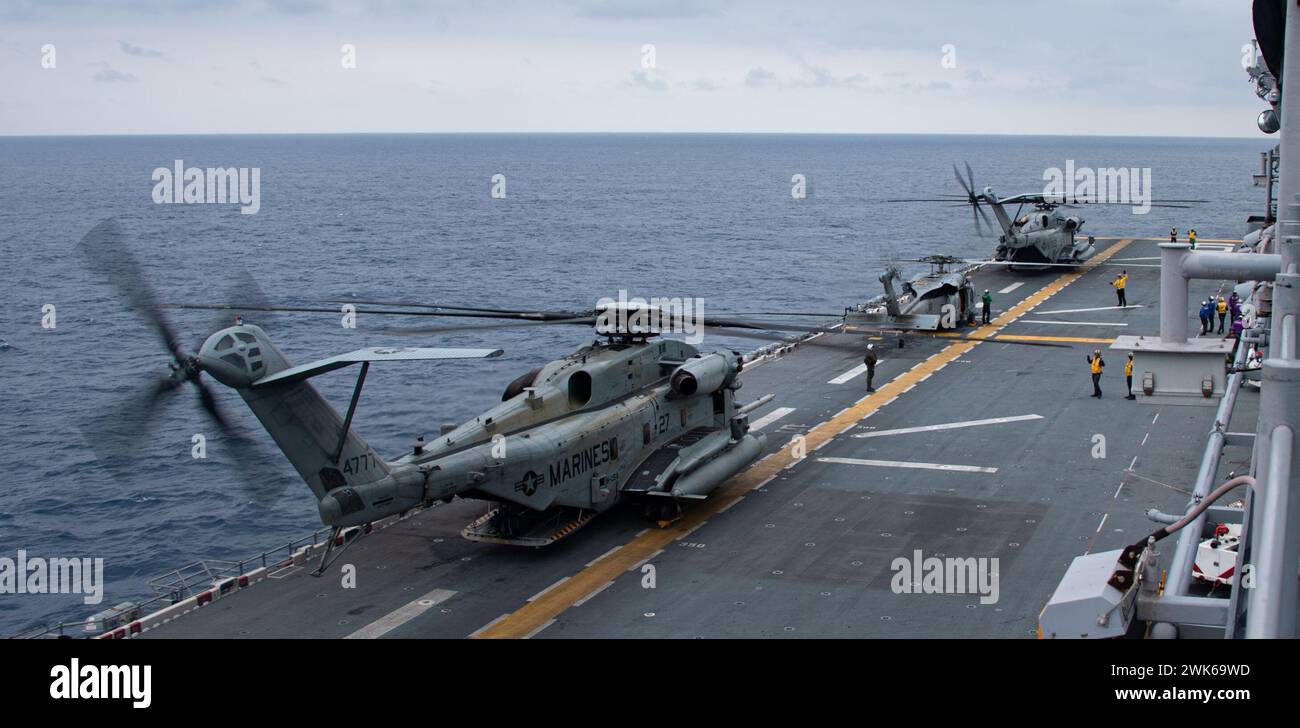 PAZIFIK (16. Februar 2024) der vorwärtsgerichtete amphibische Angriffsträger USS America (LHA 6) führt Flugoperationen im Pazifik durch, am 16. Februar. America, Leitschiff der America Amphibious Ready Group, ist im Einsatzgebiet der 7. US-Flotte im Einsatz. Die 7. US-Flotte ist die größte nach vorne gerichtete nummerierte Flotte der US Navy und interagiert routinemäßig mit Verbündeten und Partnern, um eine freie und offene Region im Indo-Pazifik zu erhalten. (Foto der US Navy von dem Spezialist für Massenkommunikation Seaman Darian Lord) Stockfoto