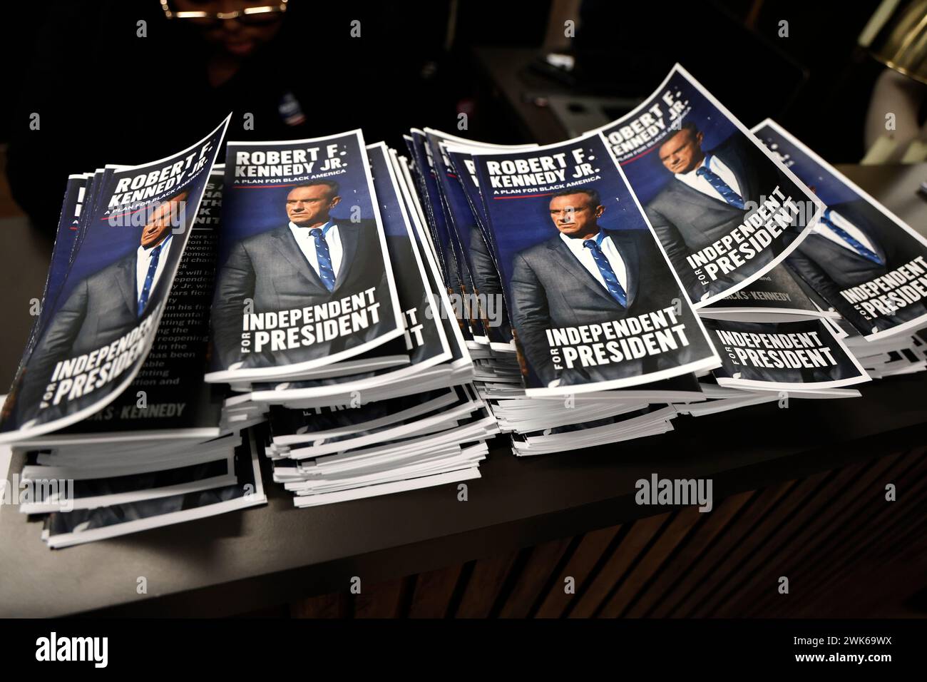 New York City, USA. Februar 2024. Flyer werden als Präsidentschaftskandidat Robert F. Kennedy Jr. ausgestellt, als er am 18. Februar 2024 in New York City ein Gespräch am Kamin in der Gentleman's Factory im Brooklyn Borough of New York veranstaltet. Kennedy konzentrierte sich vor allem auf Minderheitengemeinschaften und bürgerliche Freiheiten, auf die Umwelt und äußerte seine Ansichten zum anhaltenden Krieg in Palästina. (Foto: John Lamparski/SIPA USA) Credit: SIPA USA/Alamy Live News Stockfoto