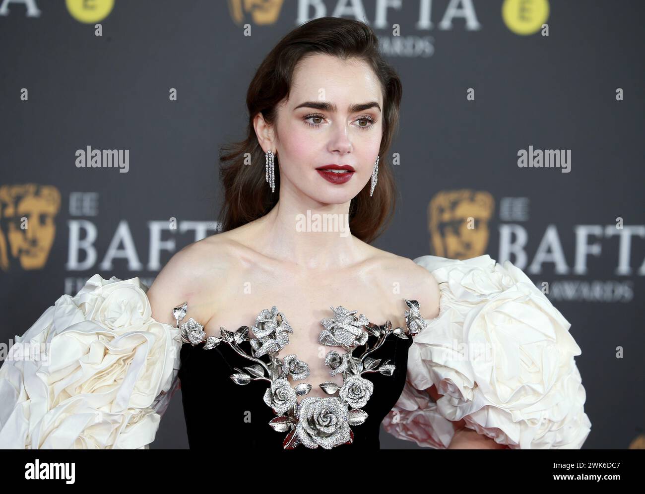 London, Großbritannien. Februar 2024. Lily Collins nimmt 2024 an den EE BAFTA Film Awards in der Royal Festival Hall in London Teil. Quelle: SOPA Images Limited/Alamy Live News Stockfoto