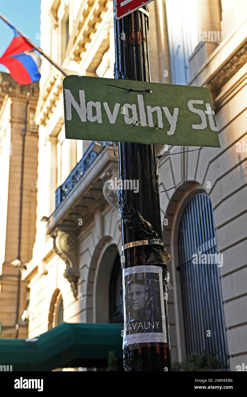 New York, New York, USA. Februar 2024. Der ehemalige russische Oppositionsführer Alexej Anatoljewitsch Nawalny, der am 16. Februar 2024 starb, bringt Trauer zum russischen Konsulat an der 91. Ost in Manhattan. Sie kommen vorbei, um Blumen zu legen oder eine Nachricht zu hinterlassen, die Straße wurde in „Nawalny St“ umbenannt. Quelle: ZUMA Press, Inc./Alamy Live News Stockfoto