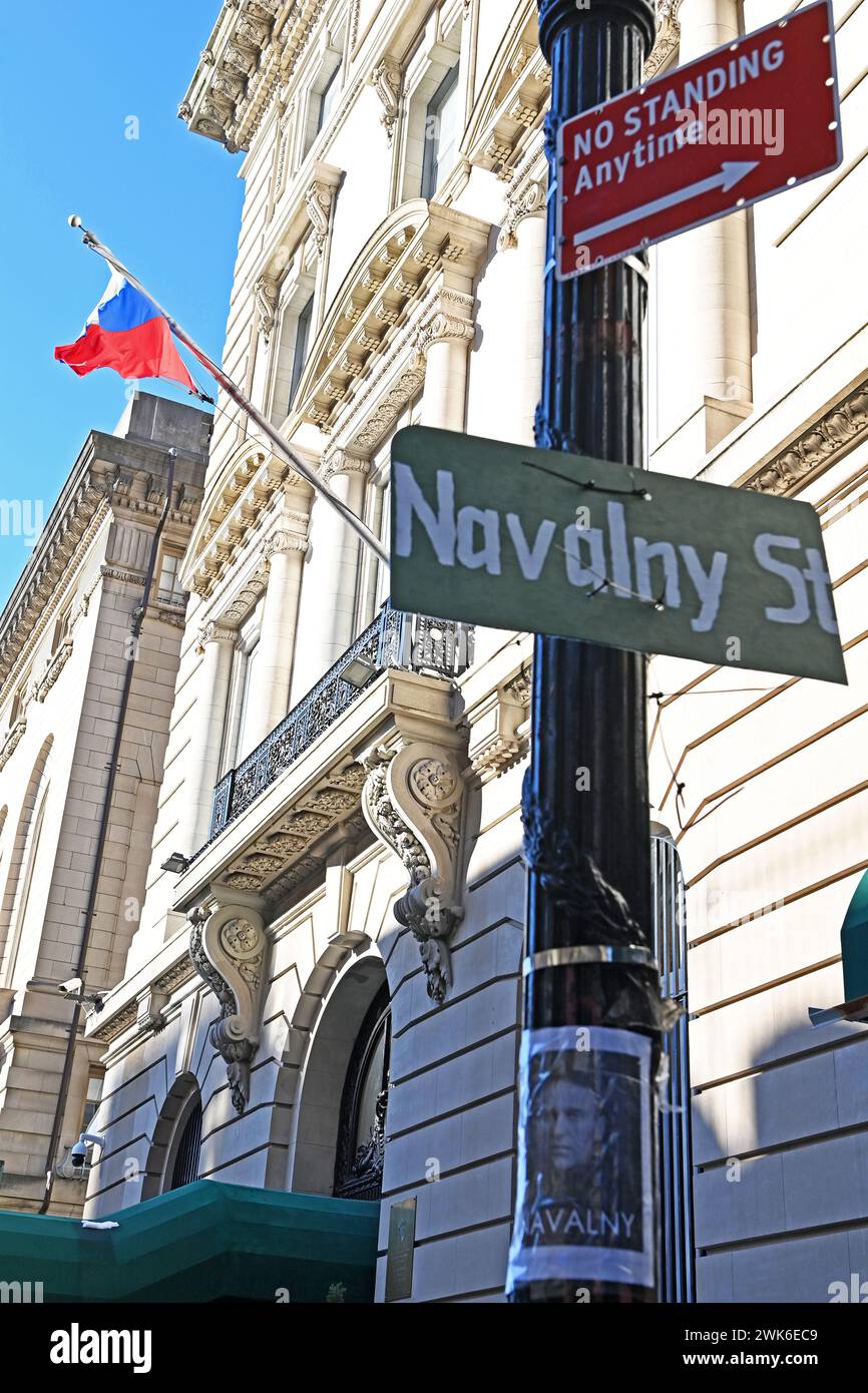 New York, New York, USA. Februar 2024. Der ehemalige russische Oppositionsführer Alexej Anatoljewitsch Nawalny, der am 16. Februar 2024 starb, bringt Trauer zum russischen Konsulat an der 91. Ost in Manhattan. Sie kommen vorbei, um Blumen zu legen oder eine Nachricht zu hinterlassen, die Straße wurde in „Nawalny St“ umbenannt. Quelle: ZUMA Press, Inc./Alamy Live News Stockfoto