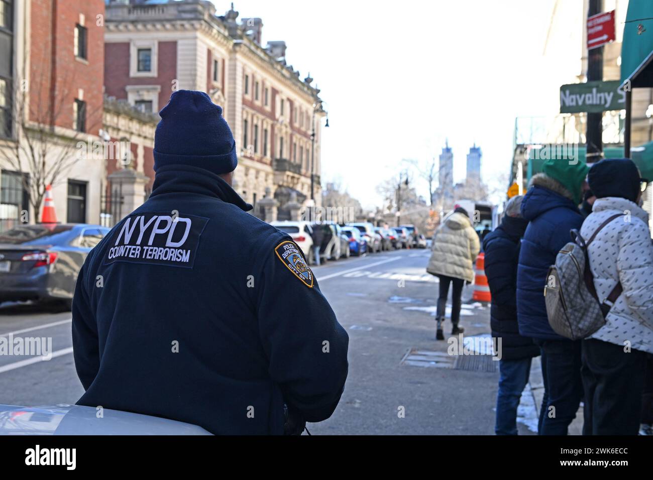 New York, New York, USA. Februar 2024. Der ehemalige russische Oppositionsführer Alexej Anatoljewitsch Nawalny, der am 16. Februar 2024 starb, bringt Trauer zum russischen Konsulat an der 91. Ost in Manhattan. Sie kommen vorbei, um Blumen zu legen oder eine Nachricht zu hinterlassen, die Straße wurde in „Nawalny St“ umbenannt. Quelle: ZUMA Press, Inc./Alamy Live News Stockfoto