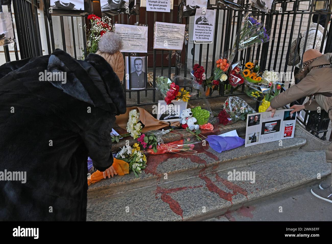 New York, New York, USA. Februar 2024. Der ehemalige russische Oppositionsführer Alexej Anatoljewitsch Nawalny, der am 16. Februar 2024 starb, bringt Trauer zum russischen Konsulat an der 91. Ost in Manhattan. Sie kommen vorbei, um Blumen zu legen oder eine Nachricht zu hinterlassen, die Straße wurde in „Nawalny St“ umbenannt. Quelle: ZUMA Press, Inc./Alamy Live News Stockfoto